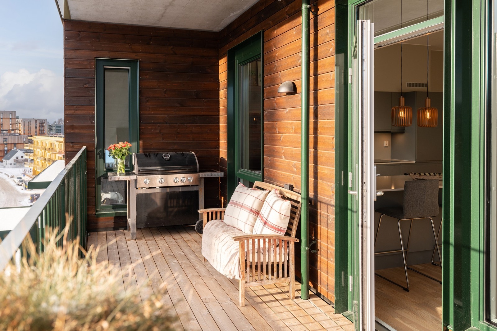 Nyt sommeren i lag med gode venner og nydelig utsikt Galleribilde