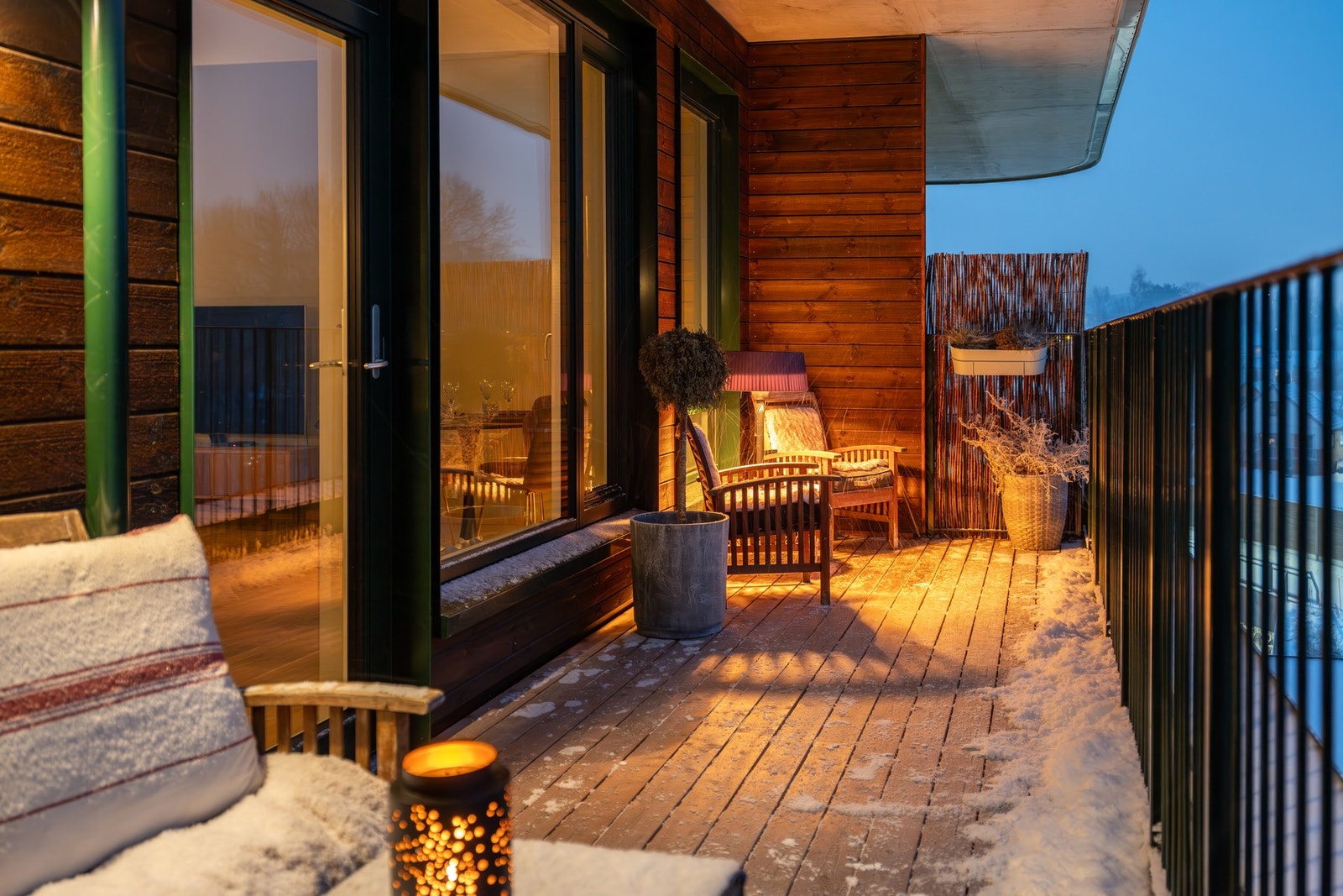 Leiligheten er sør/vest vendt med nydelig solforhold og uhindret utsikt. Balkongen er på 16,4 kvm. Galleribilde