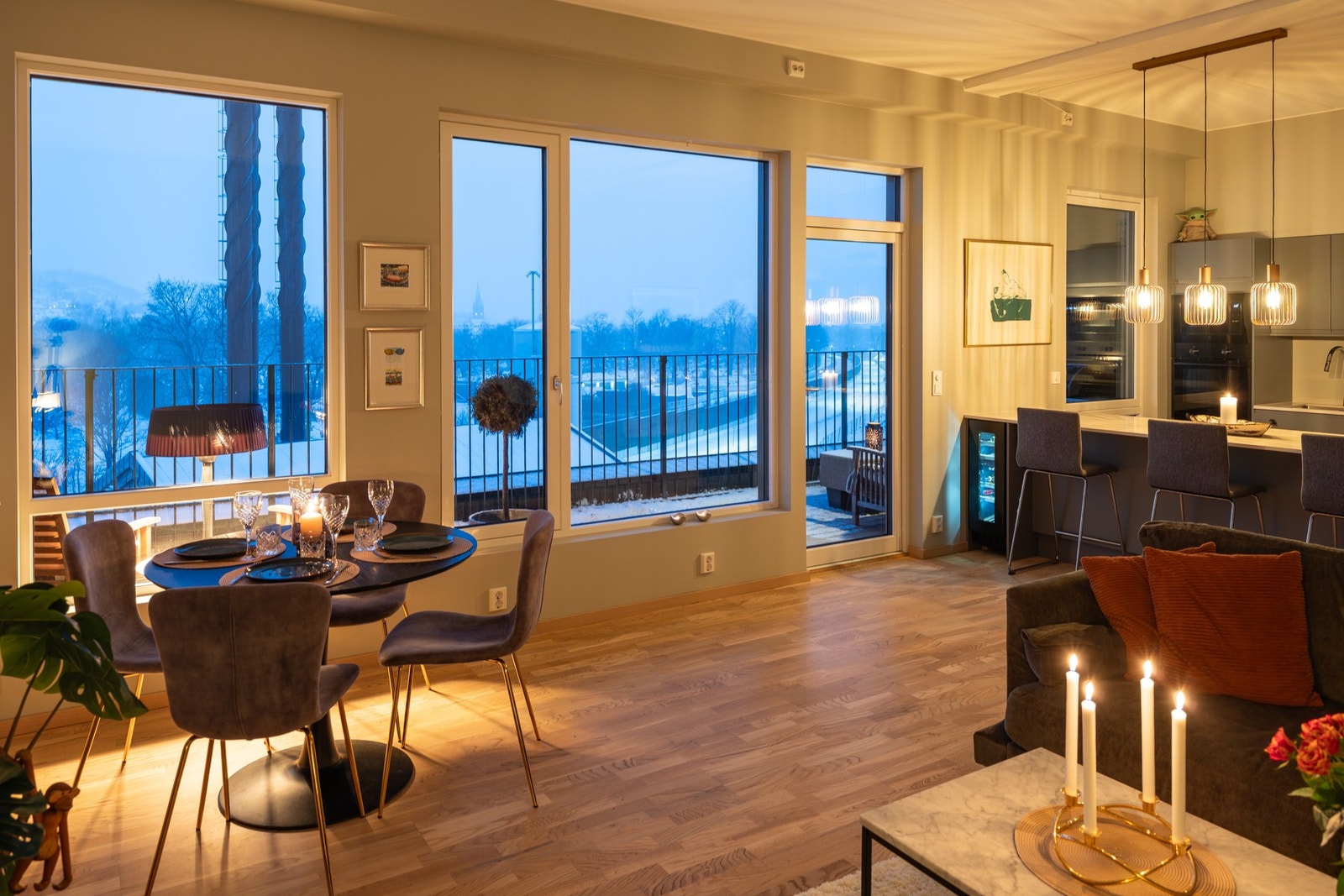 Stuen er på hele 43 kvm. og med 3 meter takhøyde. Galleribilde