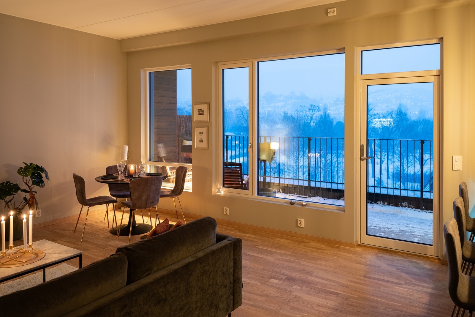 De store vindusflatene gir nydelig utsikt fra hele stuerommet Galleribilde