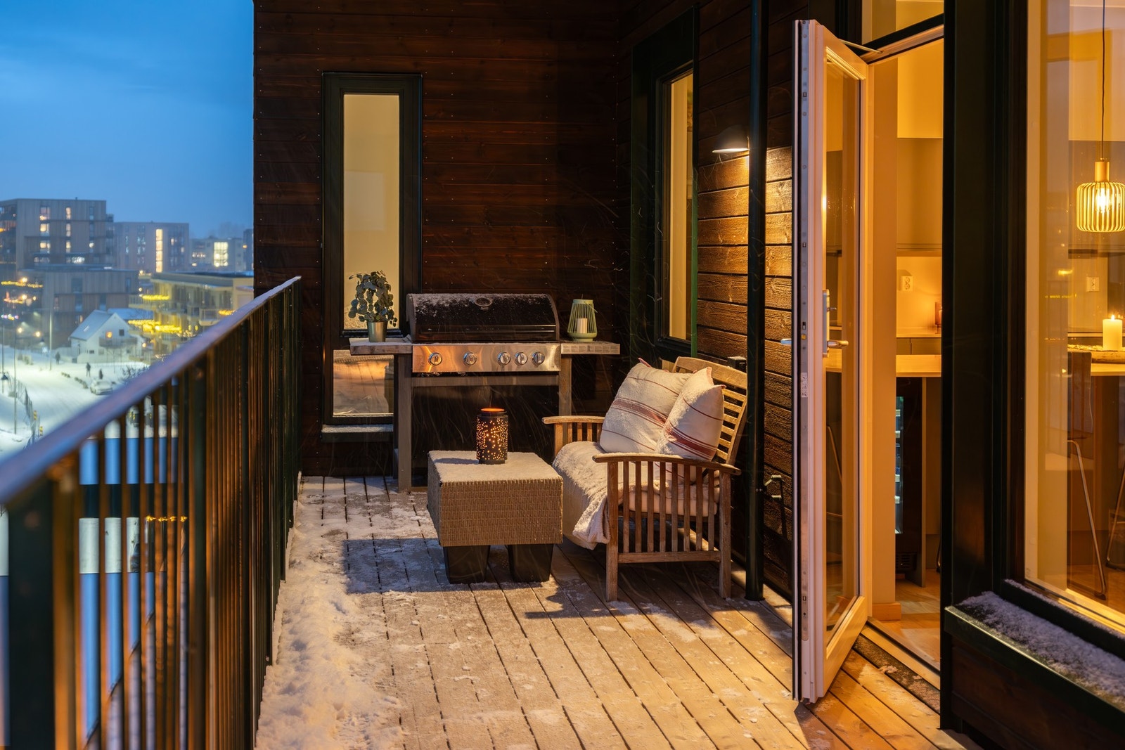 Her kan man nyte solen fra ca. klokken 10.00 til 21.00, sommerstid Galleribilde