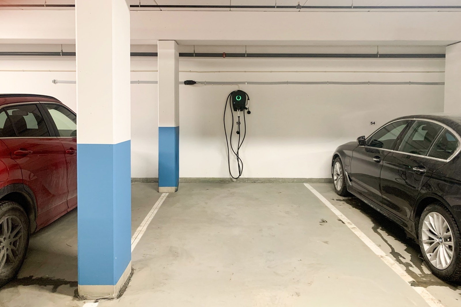 Det følger med en romslig p-plass, med lader for el-bil. Det er også mulighet å kjøpe en p-plass nummer 2, om man ønsker. Galleribilde