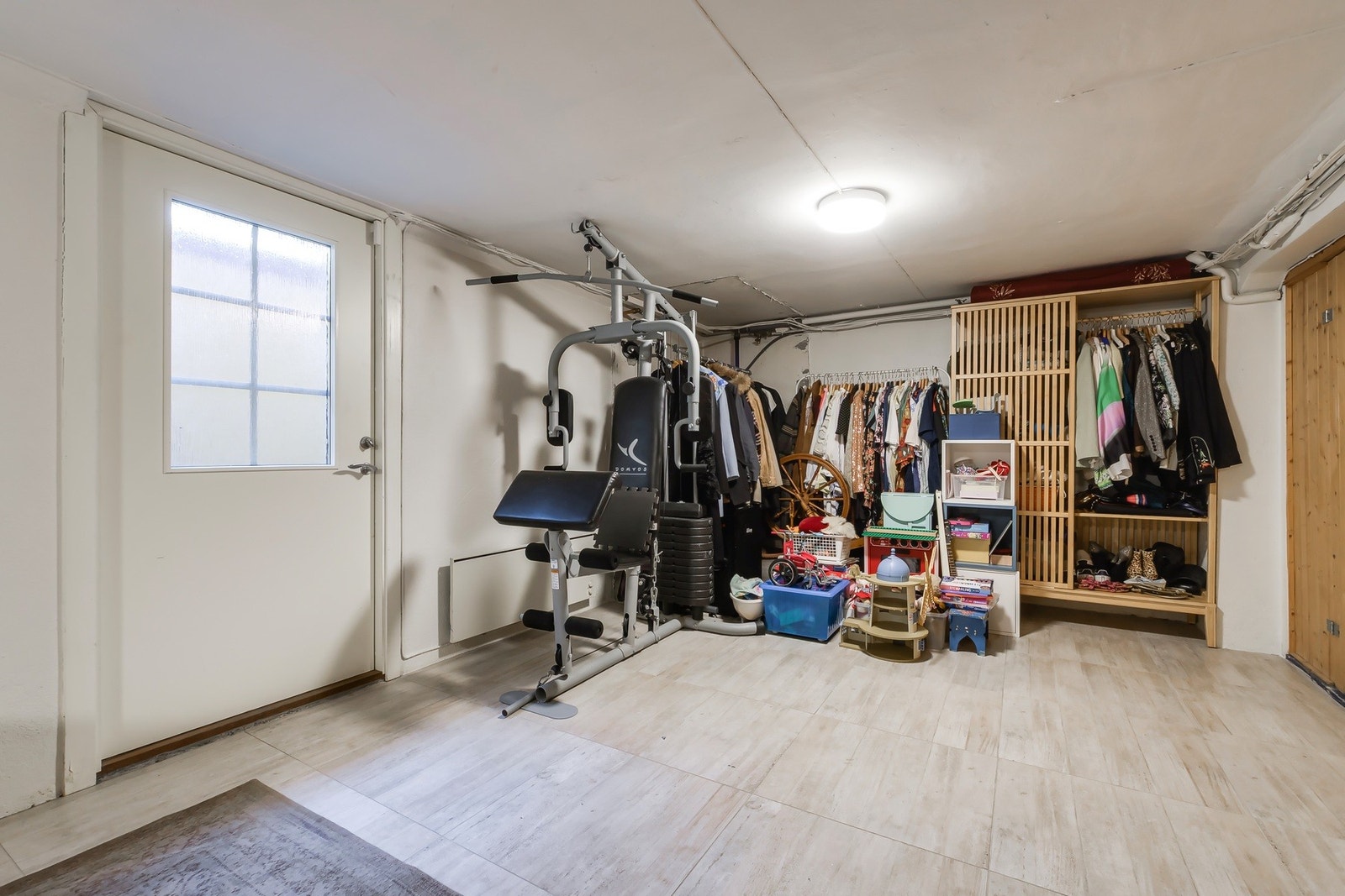 Rommet har fått tildelt et generøst areal (ca. 27 m²), og har god plass til å innrede flere soner. Galleribilde