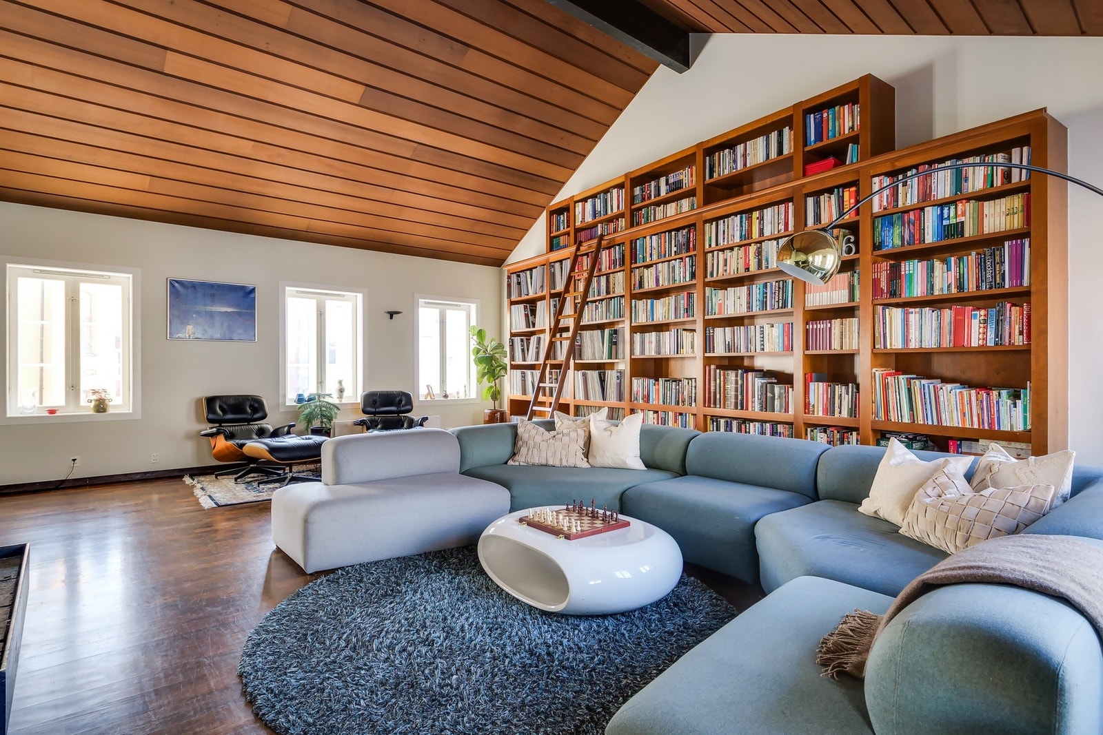 I stuen i andre etasje er takhøyden 4,5 meter. Galleribilde