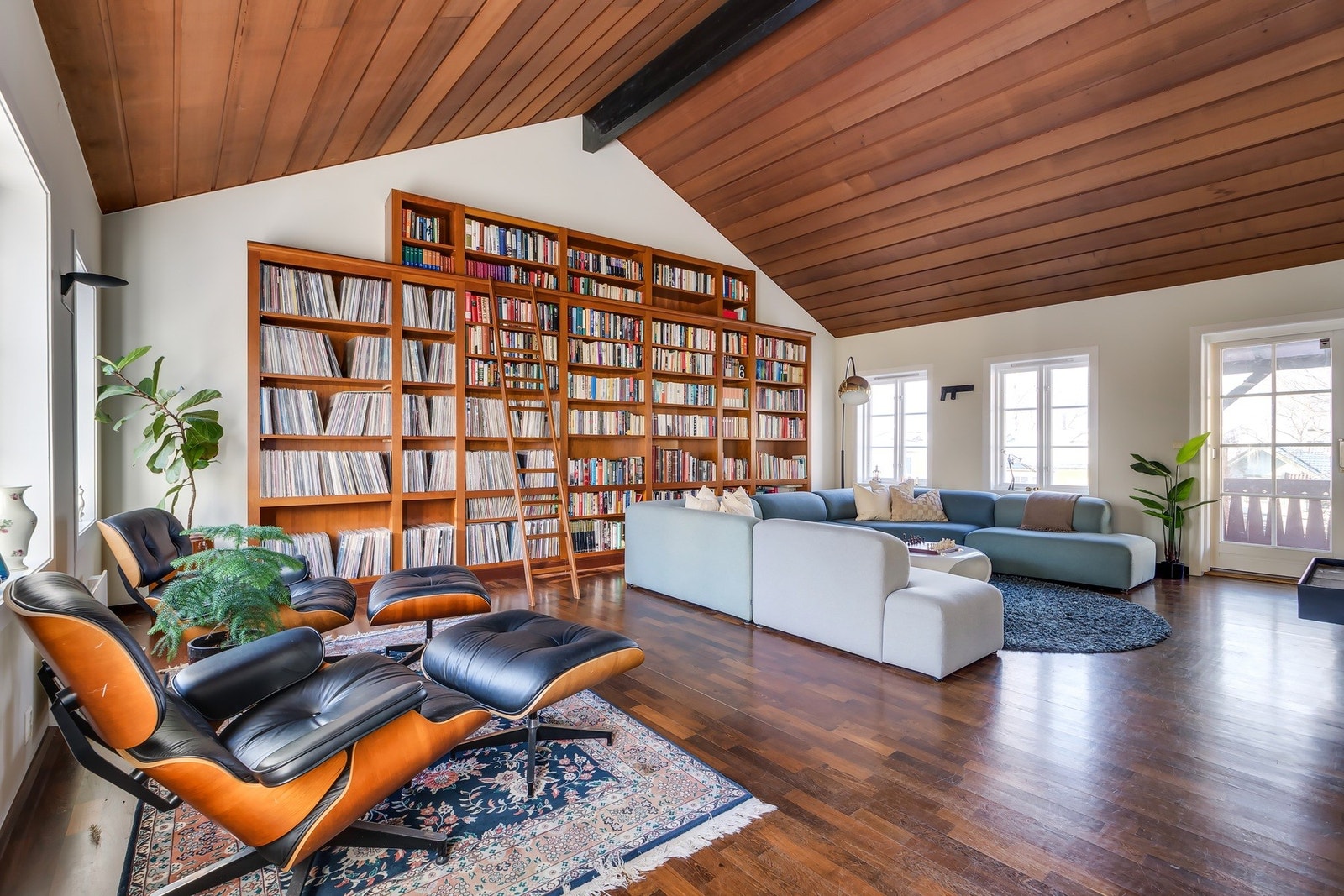 Hele 2. etasje er sparklet og malt i 2025 Galleribilde