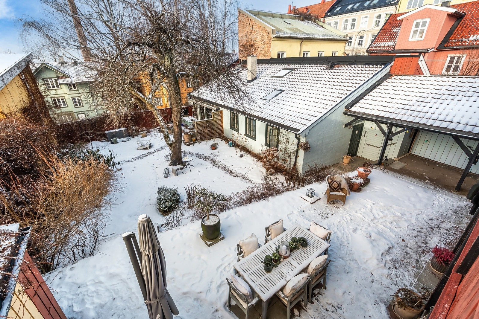 Fra balkongen har du flott utsikt over hagen. Galleribilde