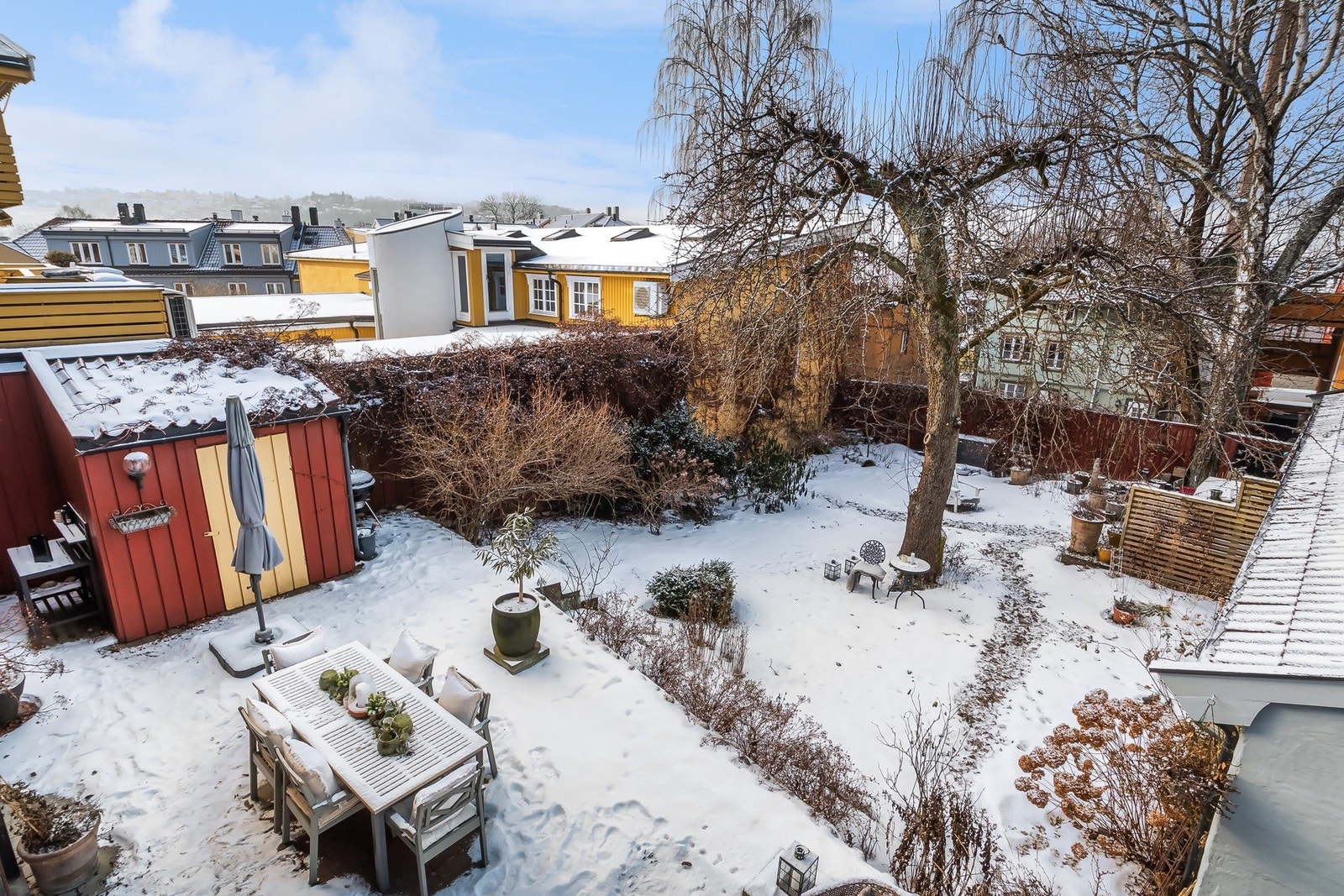 Boligen strekker seg over 3 plan, har balkong, terrasse og svært idyllisk hage. Galleribilde