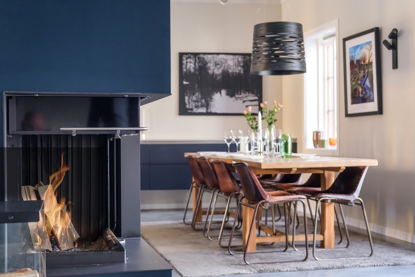 Det er også plass til stort spisebord, som innbyr til trivelige stunder sammen med venner og familie. Galleribilde