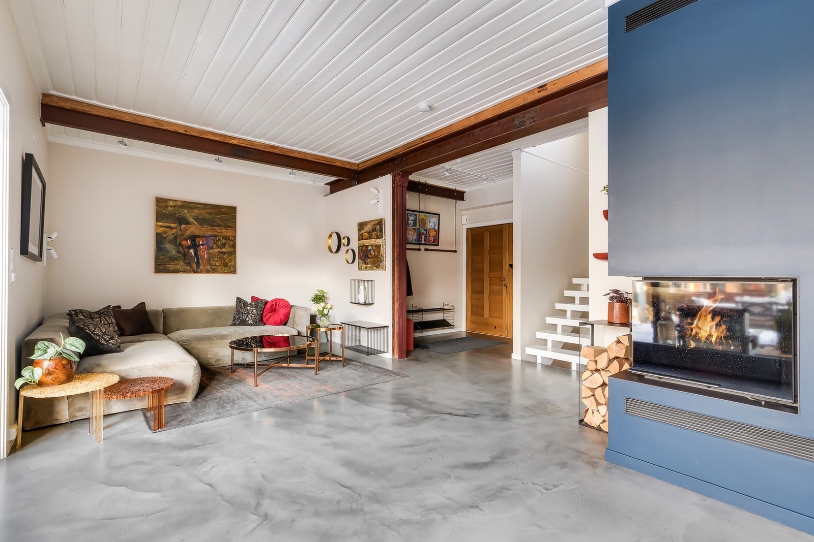 Stuen har fått tildelt et generøst areal (ca. 38 m²), og har god plass til å innrede flere soner. Galleribilde