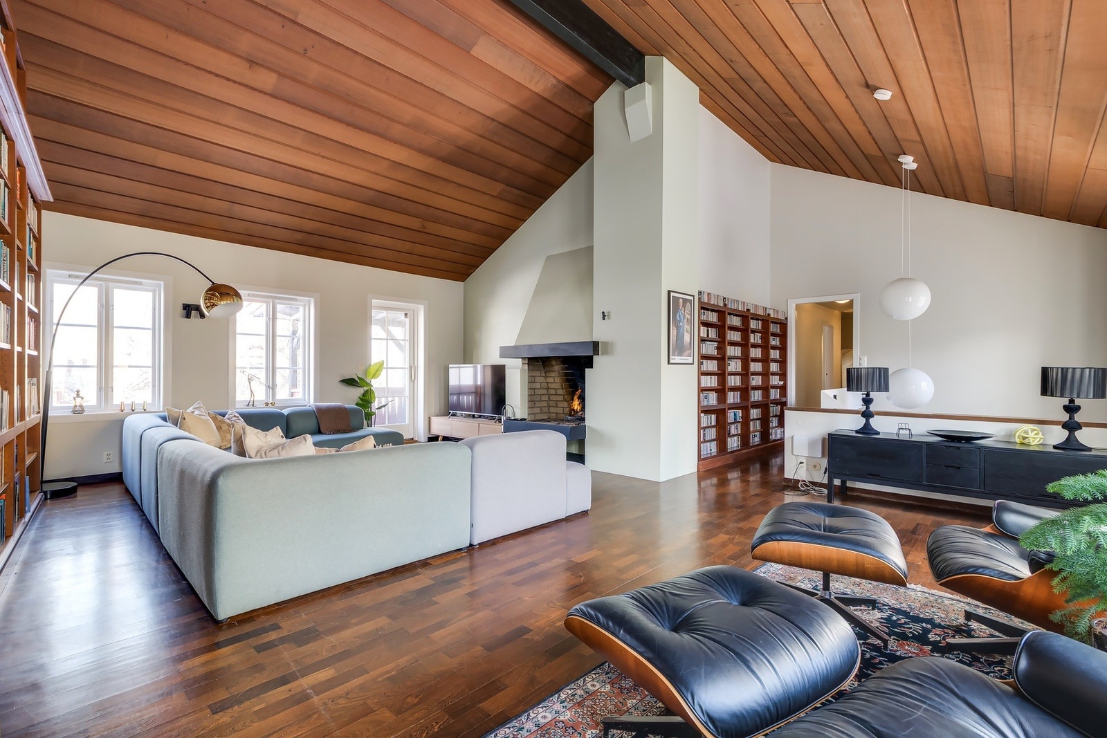 Her finner du godt bevarte detaljer fra direktørtiden. Parkett i mahogny og amerikansk redwood i himling. Galleribilde