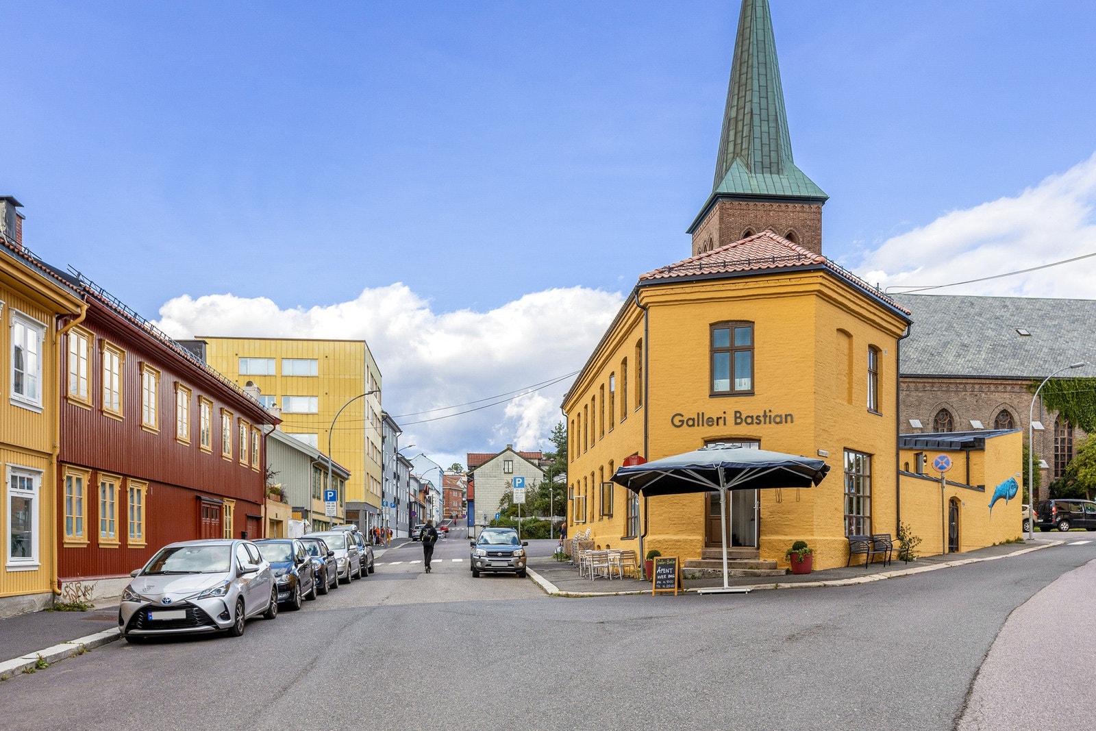 Her har du Farine og Kampen kirke som nærmeste nabo. Det ikoniske gule bygget huser et koselig surdeigsbakeri og spiseri som tilbyr ferske brød, boller, kaker og enkle, ofte grønne, lunsjretter laget fra bunnen av. De er kjent for en koselig atmosfære. Galleribilde