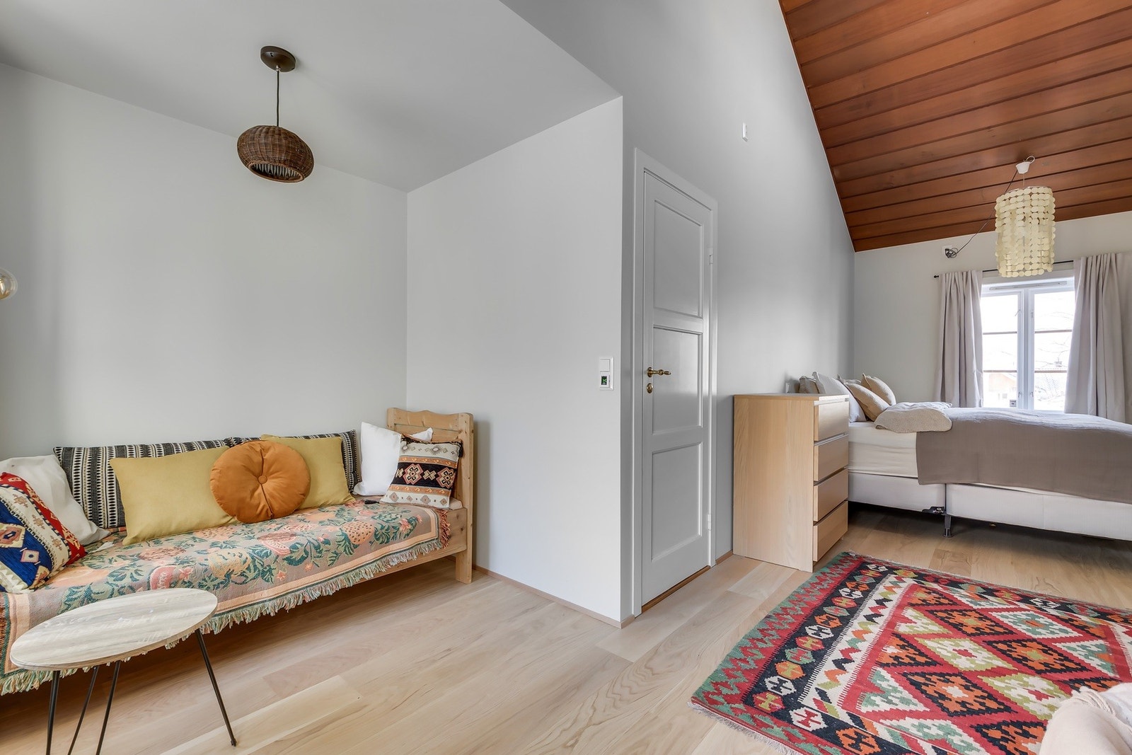 Soverom 2 - Totalrenovert soverom/oppholdsrom fra 2025 med ny eikeparkett og varmefolie. Galleribilde