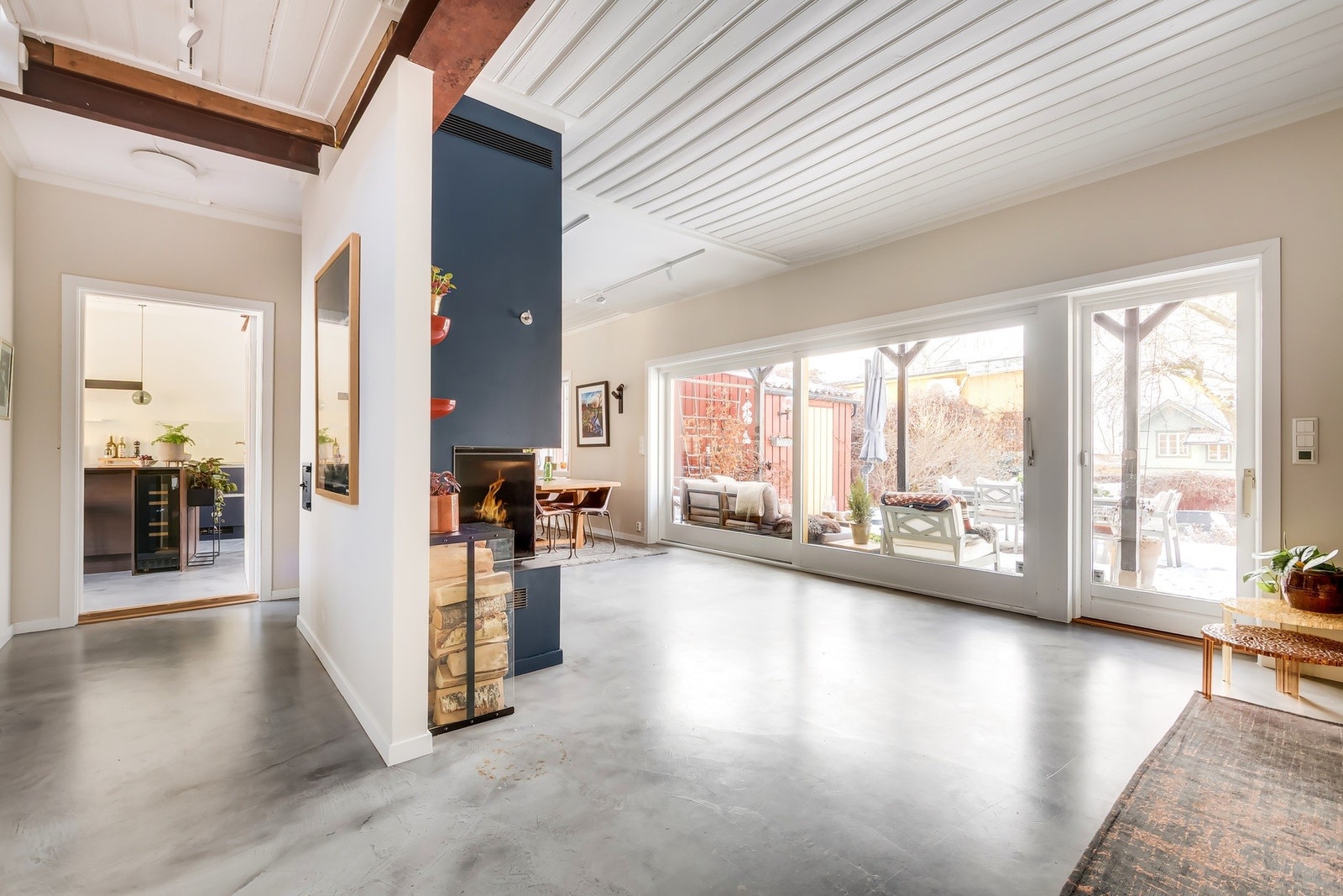 Rommet er belagt med mikrosement, varmefolie og moderne malte flater. Galleribilde