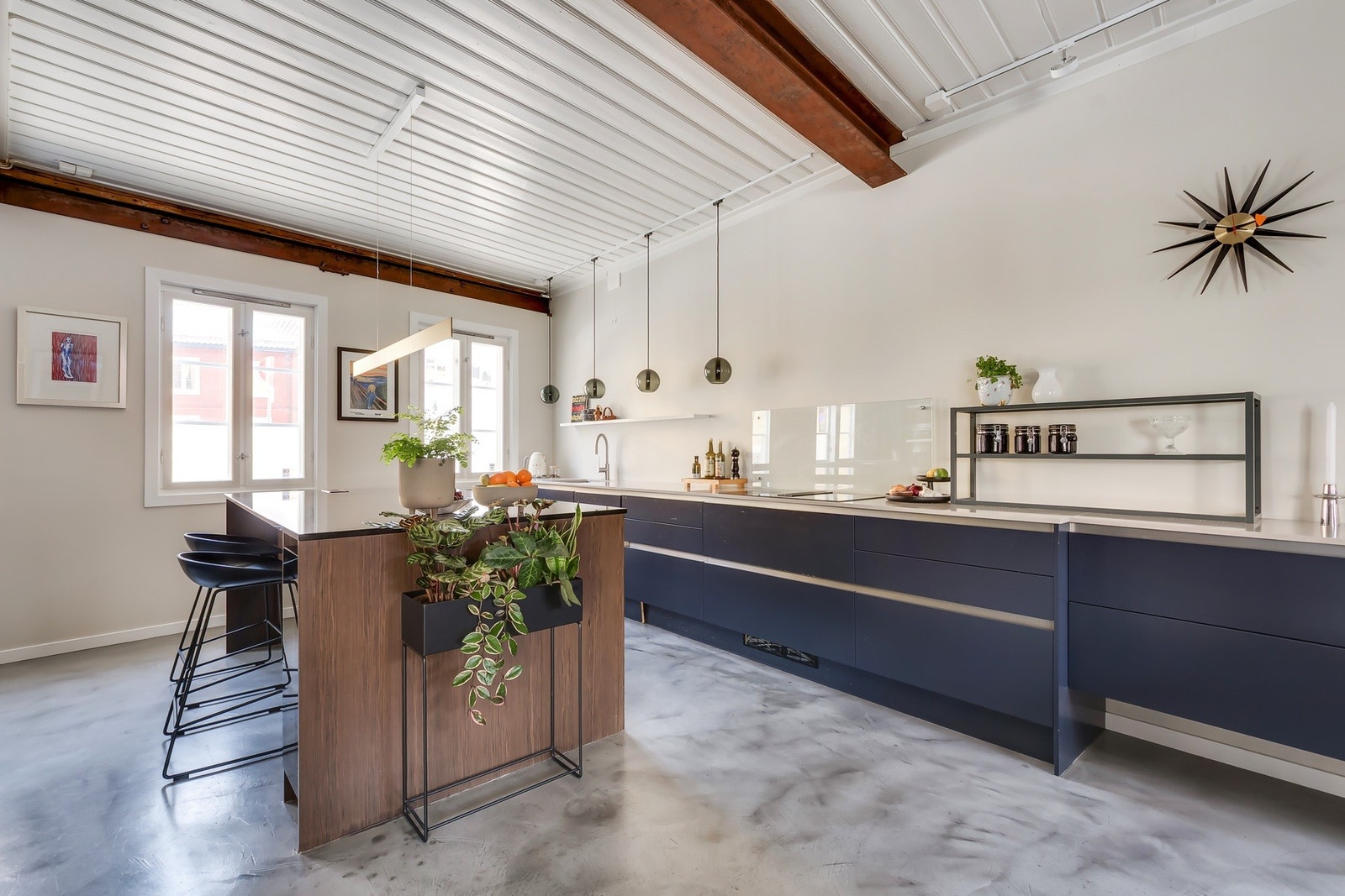 Kjøkkenet ble totalrenovert i 2019, med HTH fronter, øy med svart granitt og Miele hvitevarer. Galleribilde