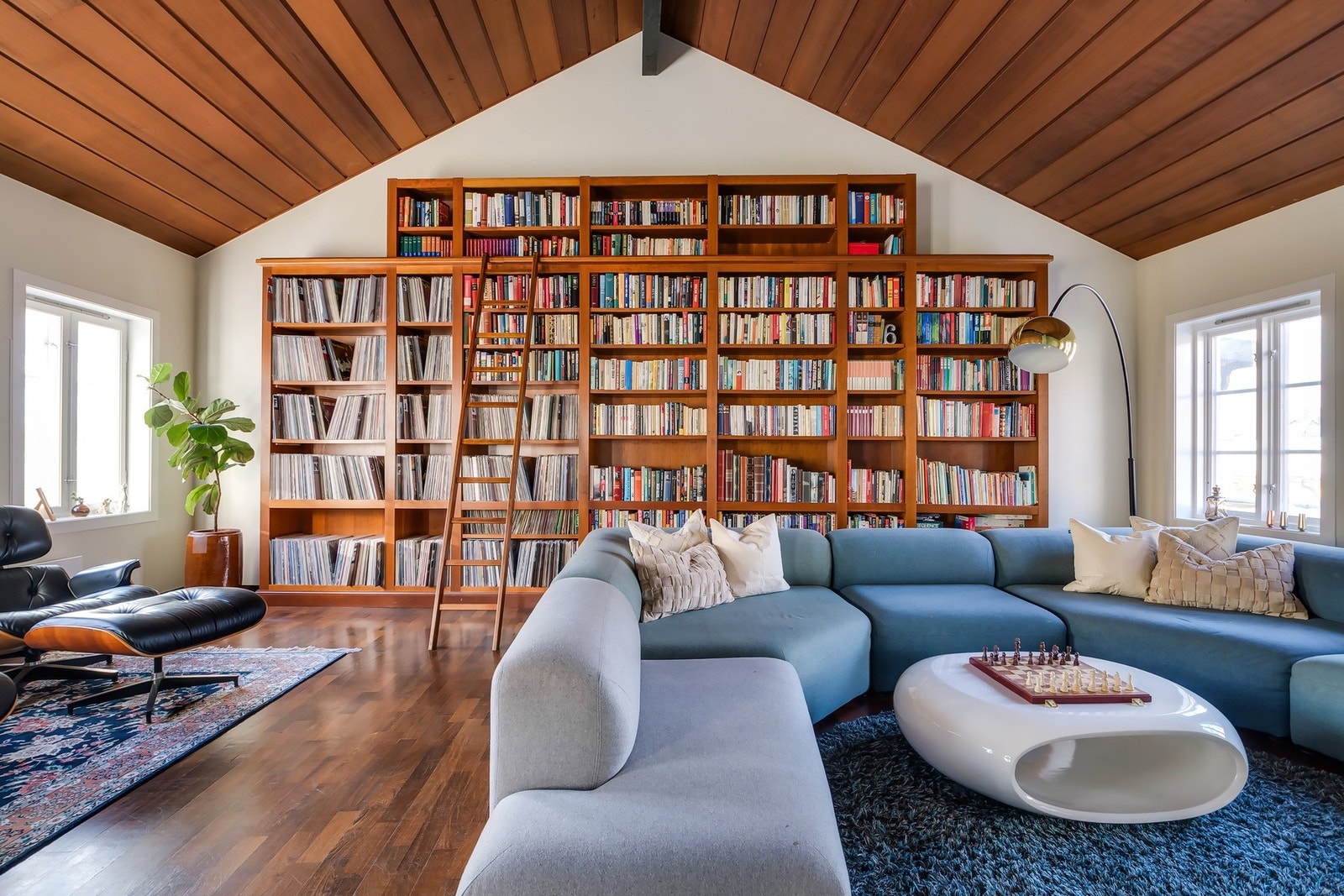 Eksklusive, klassiske detaljer som mahogniparkett, amerikansk redwood i himling og en takhøyde på hele 4,5 meter. Galleribilde