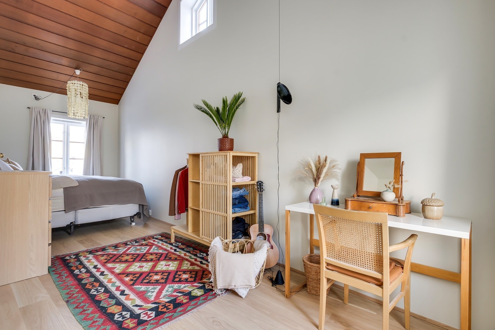 Soverom 2 (ca. 19 m²) har et areal som gir rom for både en stor dobbeltseng og eventuelt mer innredning som kommoder og kontorbord etter behov. Galleribilde