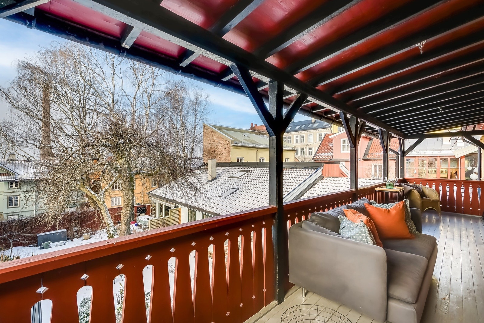 Den vestvendte terrassen er av en god størrelse og vender ut mot hagen. Galleribilde