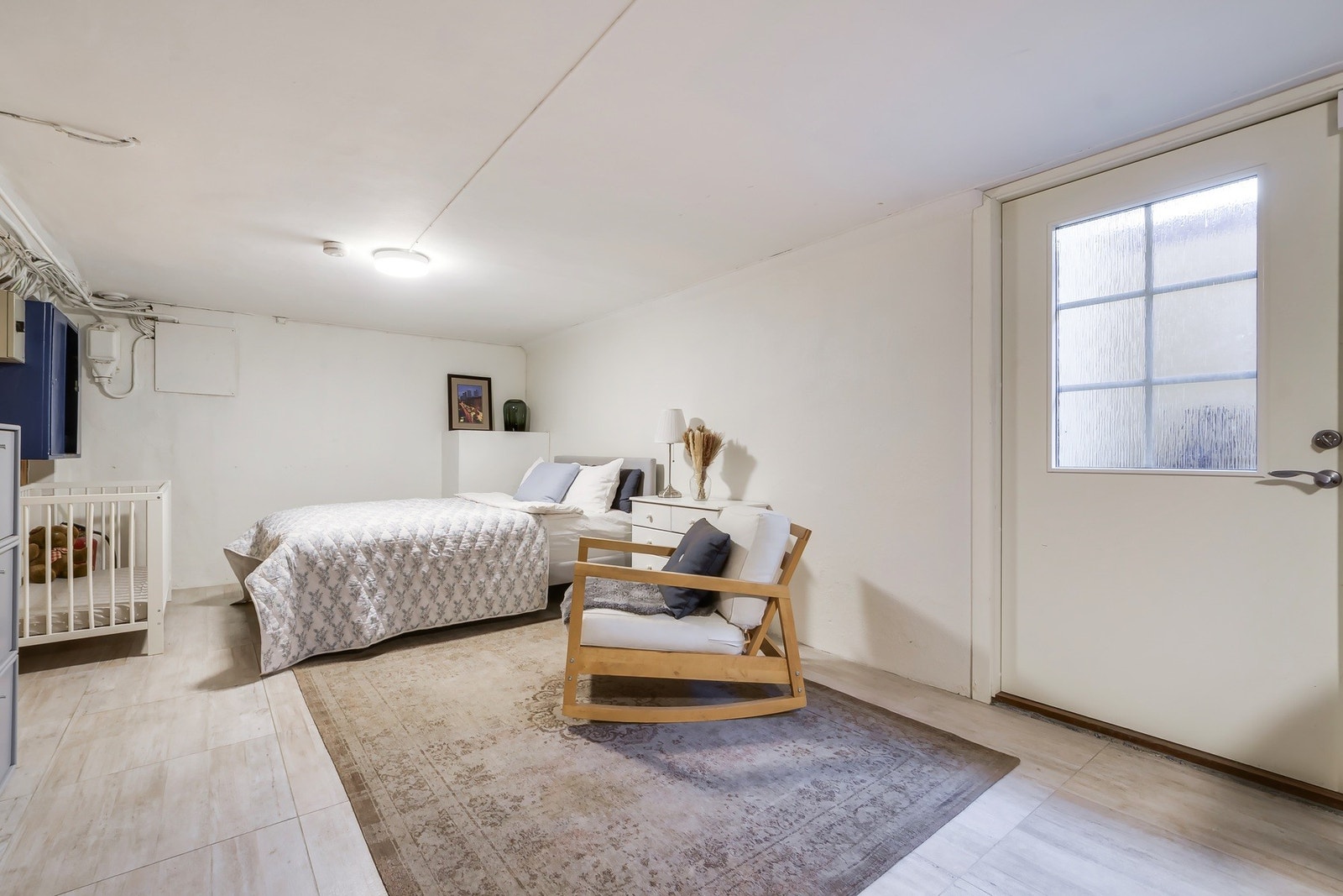 Varmekabler i hovedrommet i kjeller i 2015, også lagt fliser. Galleribilde