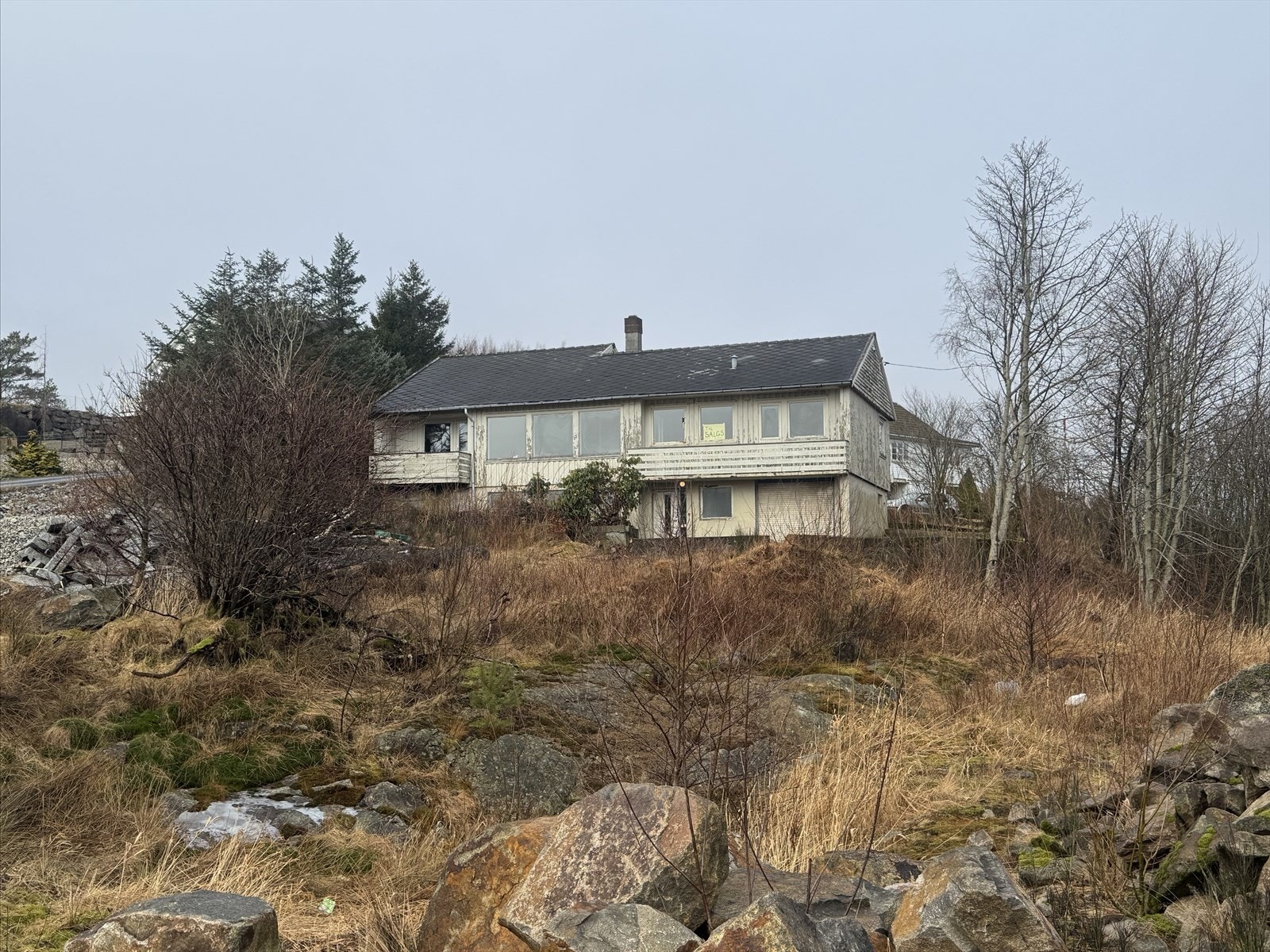 Eiendommen ligger i etablert boligområde med umiddelbar nærhet til barnehage, lekeplass og friareal. Galleribilde