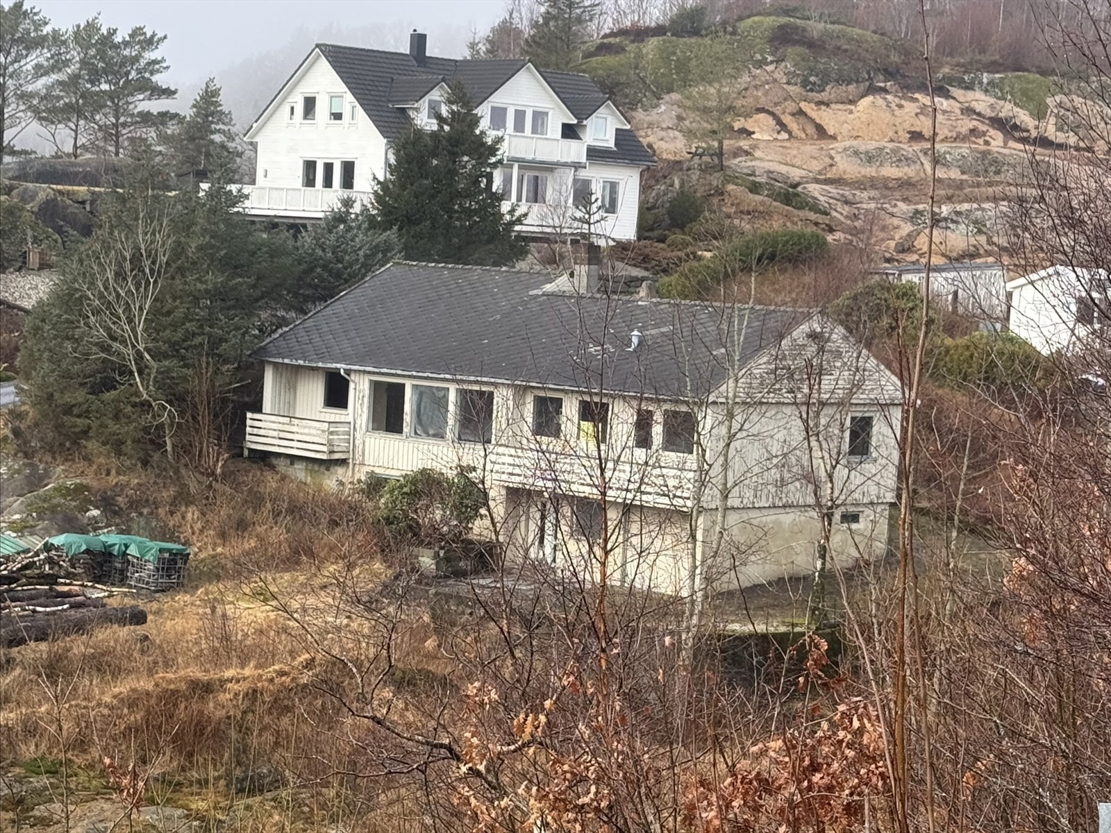 Fra eiendommen er det kort avstand til sentrum med bl.a butikker, skole og idrettsanlegg. Galleribilde