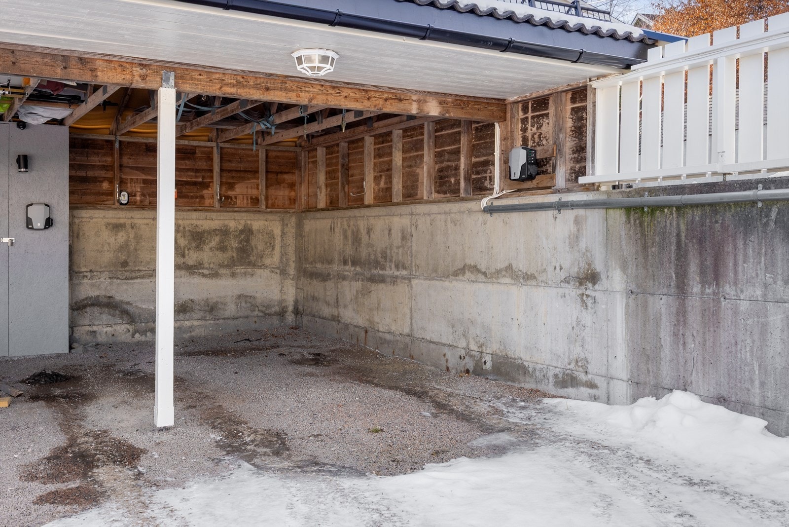 Carport med el-bil lader. Galleribilde