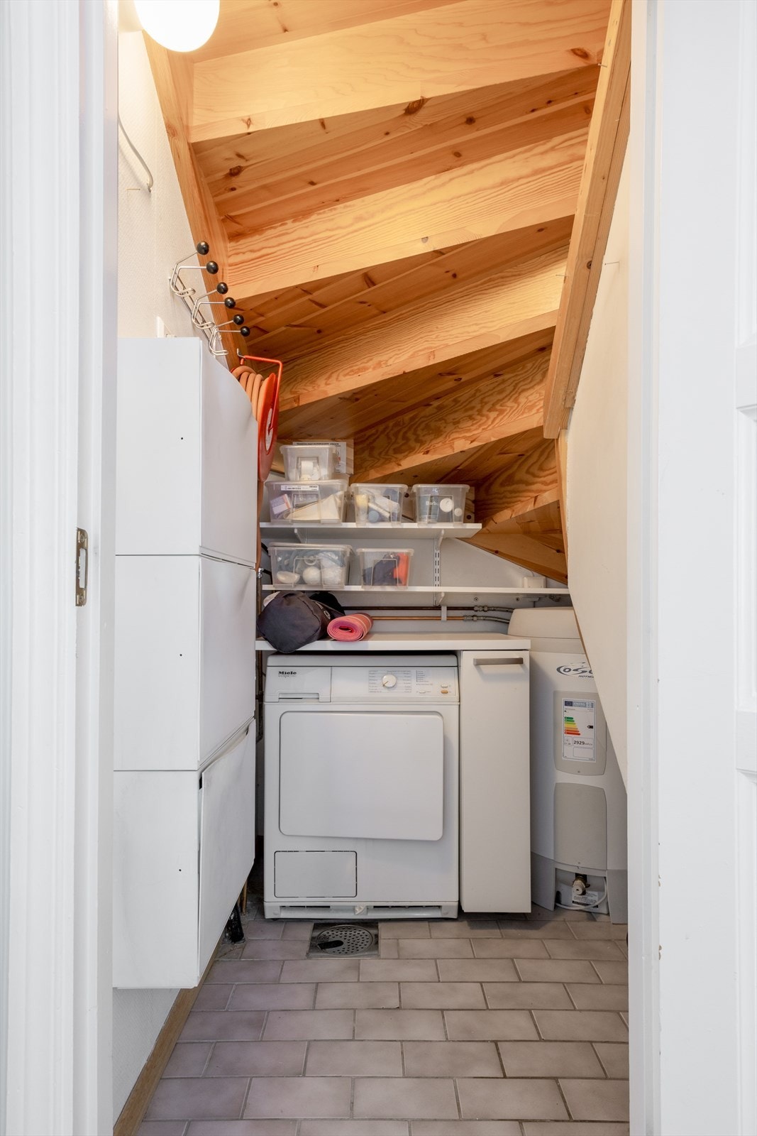 Bod under trappen med plass til tørketrommel Galleribilde