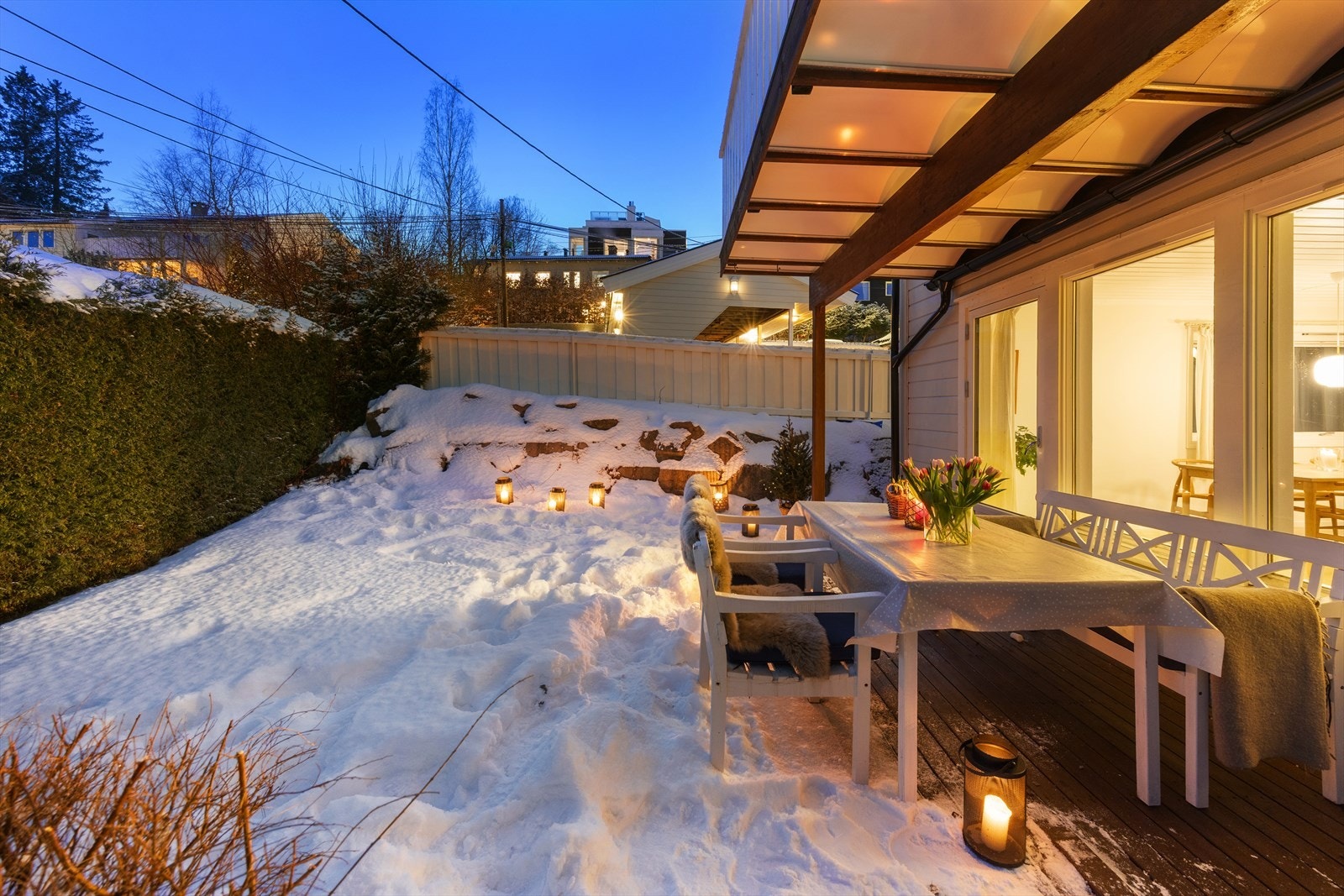 Koselig uteplass med terrasse og hage Galleribilde