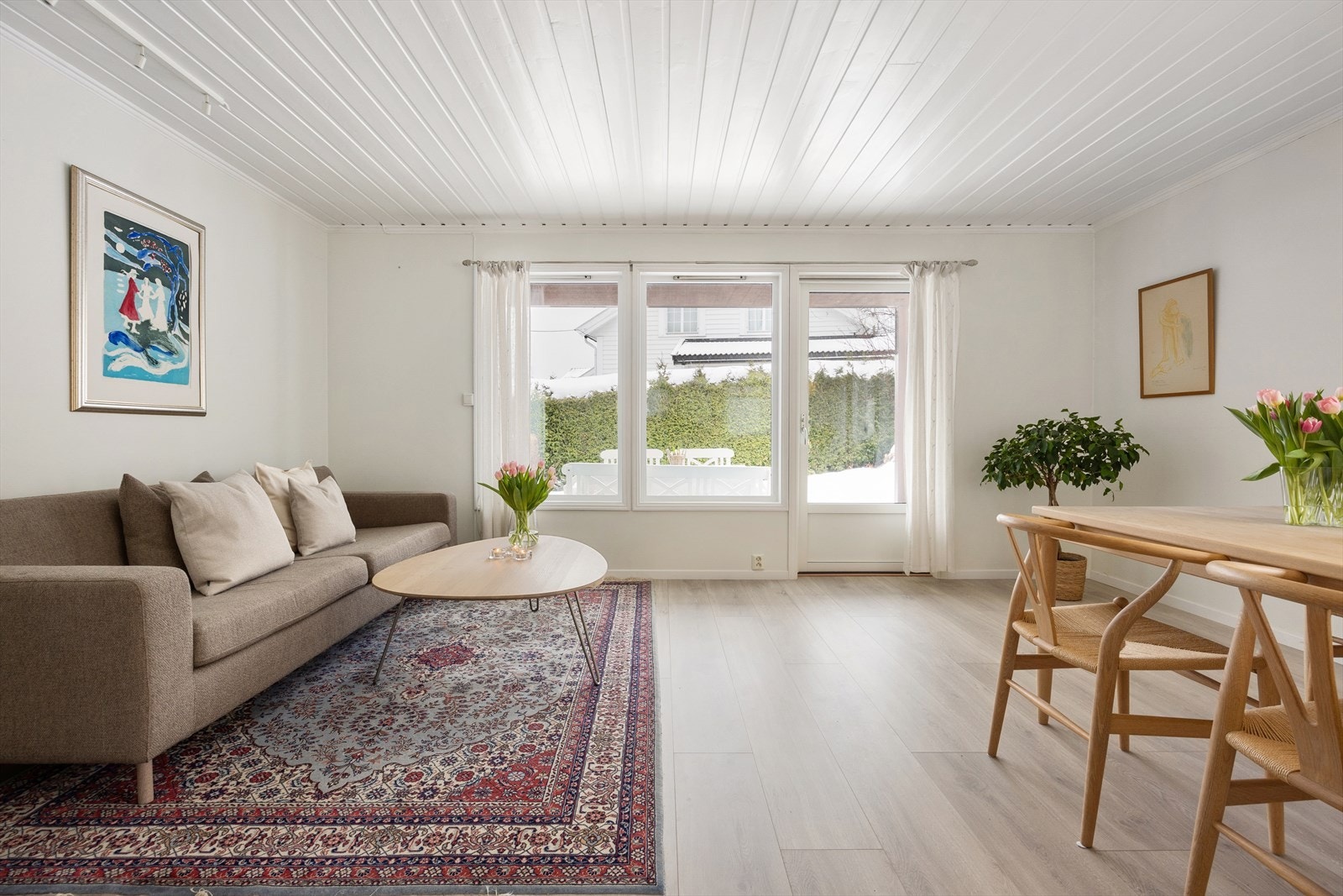 Stue med utgang til hage. Galleribilde