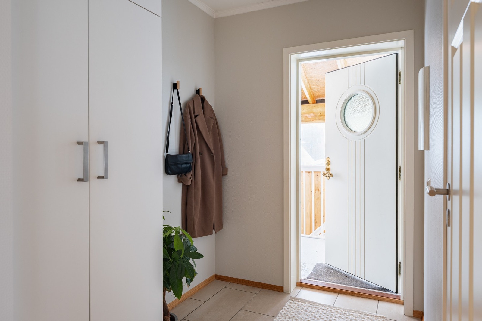 God plass til oppbevaring. Flislagt med varme i gulv. Galleribilde