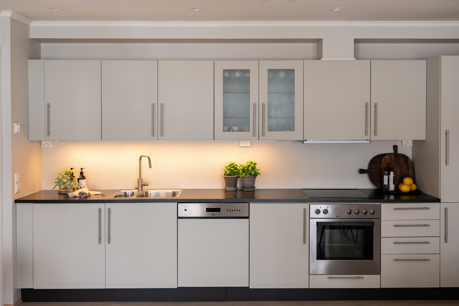 Kjøkkenet har godt med oppbevaring, og flere gode arbeidsplasser Galleribilde