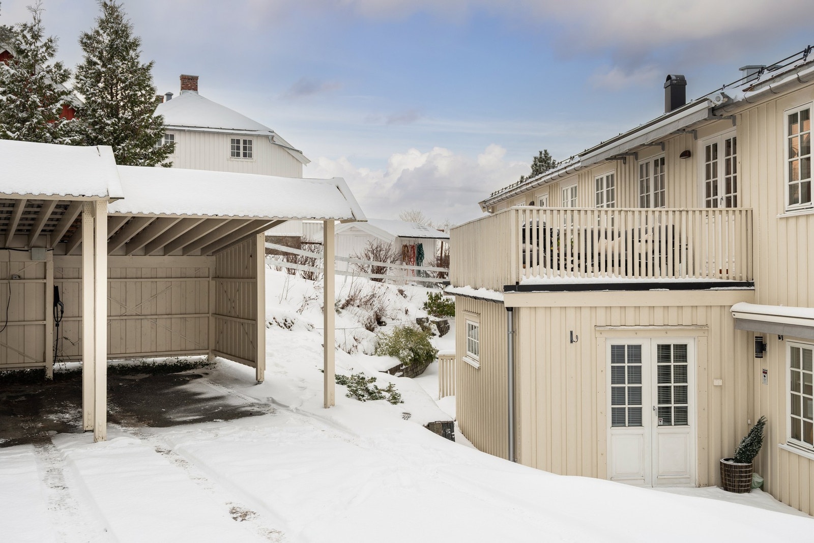 Det følger med egen carport og stor bod Galleribilde