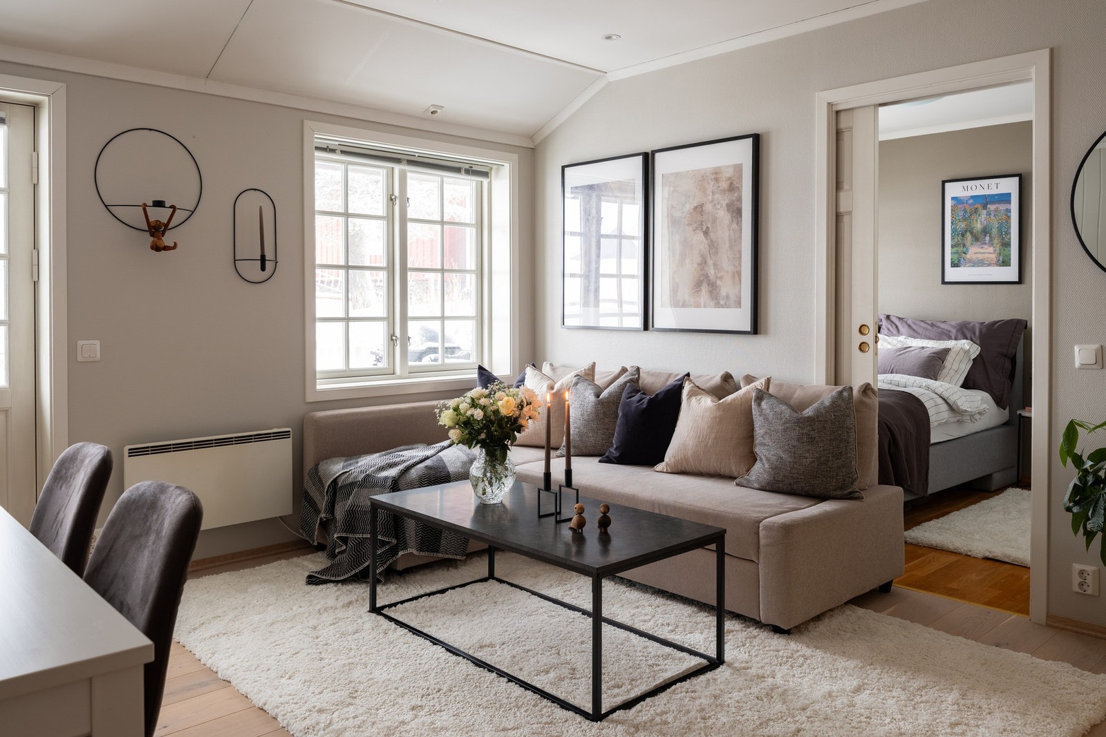 Stuen har som nevnt nytt parkettgulv fra 2021. Galleribilde