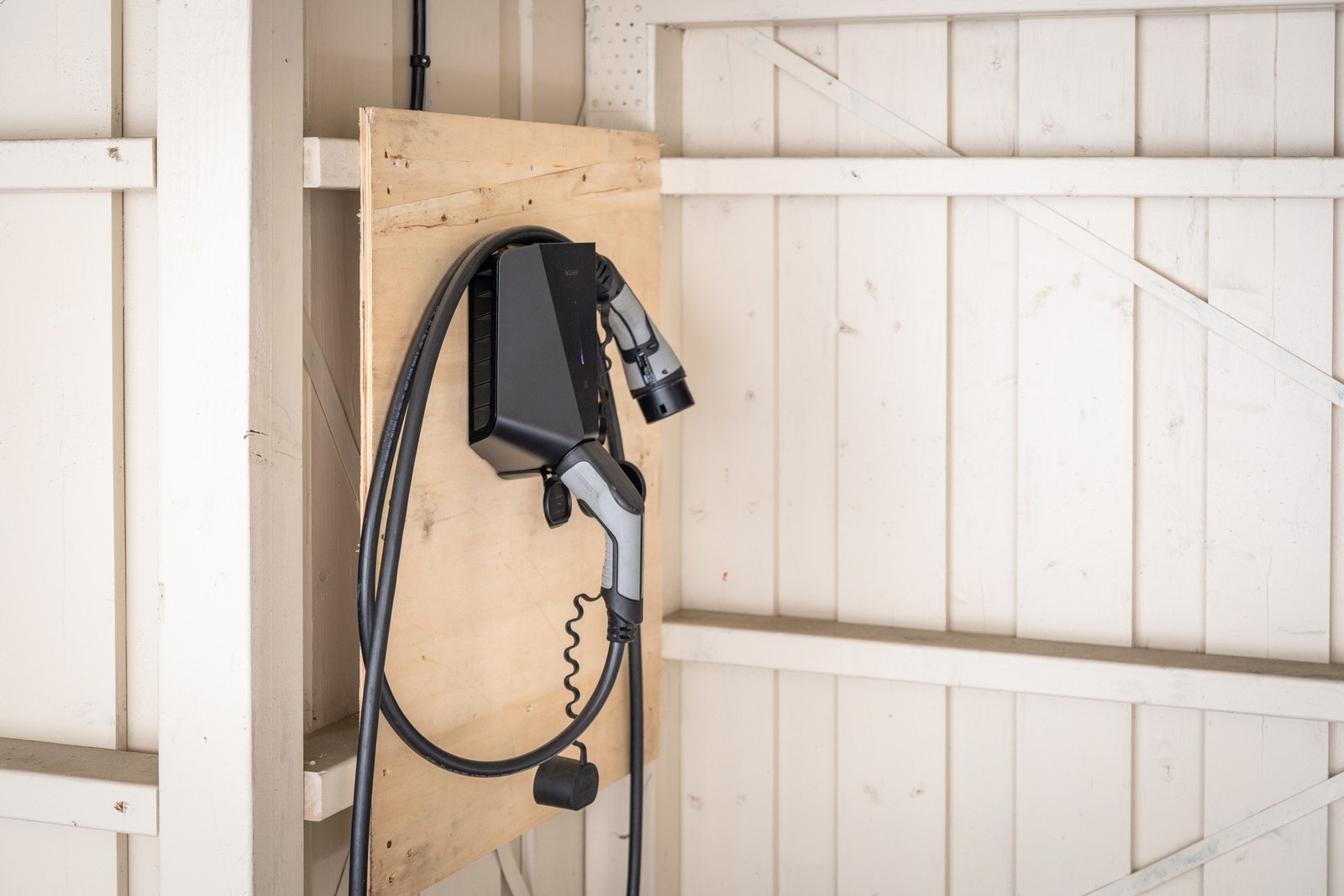 Lader for el-bil medfølger salget. Galleribilde