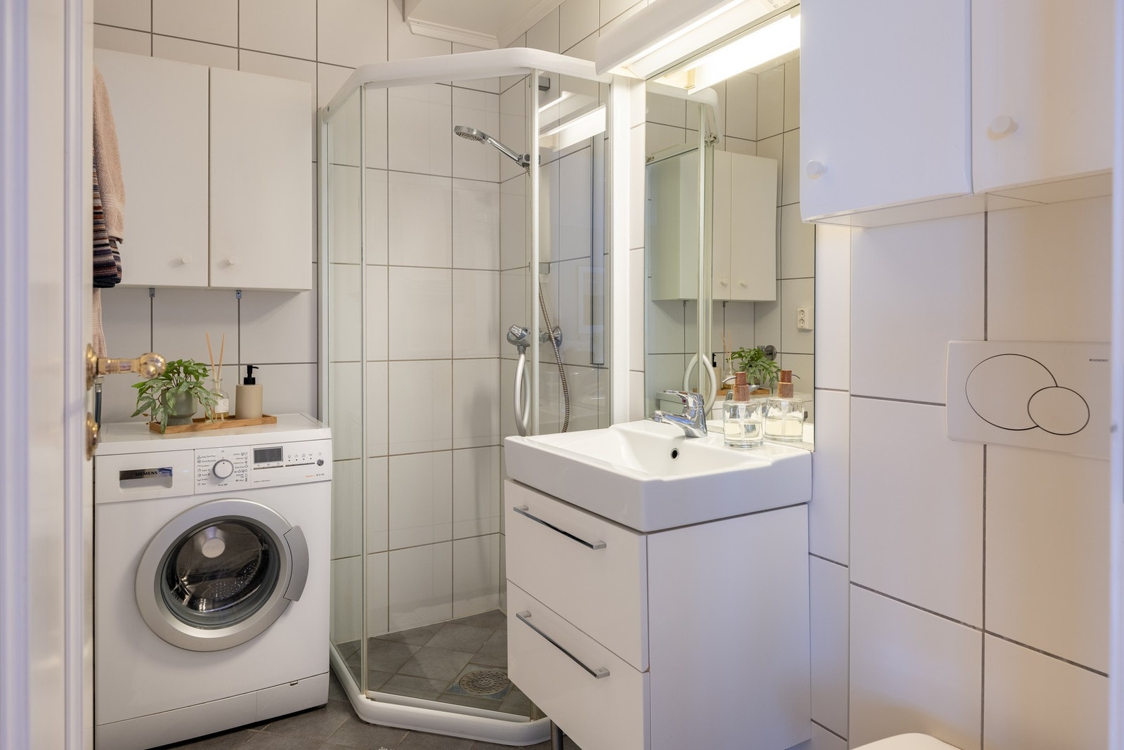 Pent og flislagt bad. Varme i gulv og opplegg for vaskemaskin Galleribilde