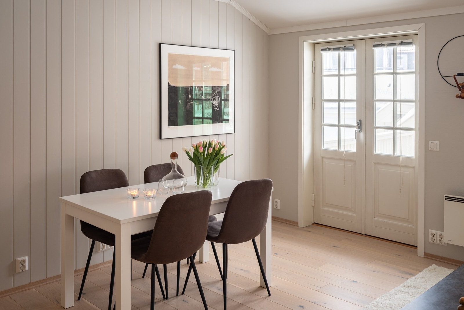 Naturlig plass til spisebord. Spisebordet kan utvides, slik at man har god plass til familien eller vennegjengen Galleribilde