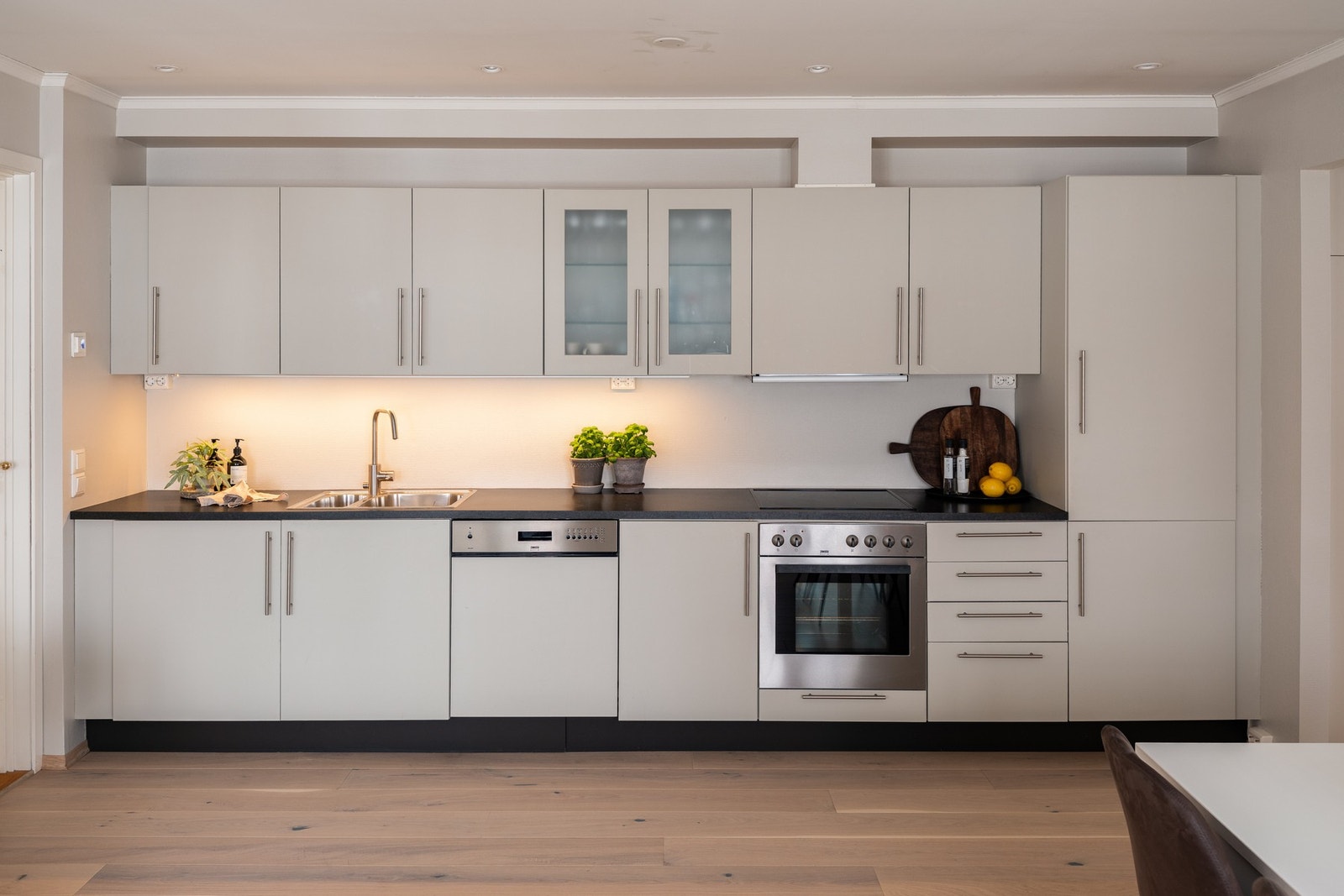 Moderne og pent kjøkken. Hvitevarene medfølger salget Galleribilde