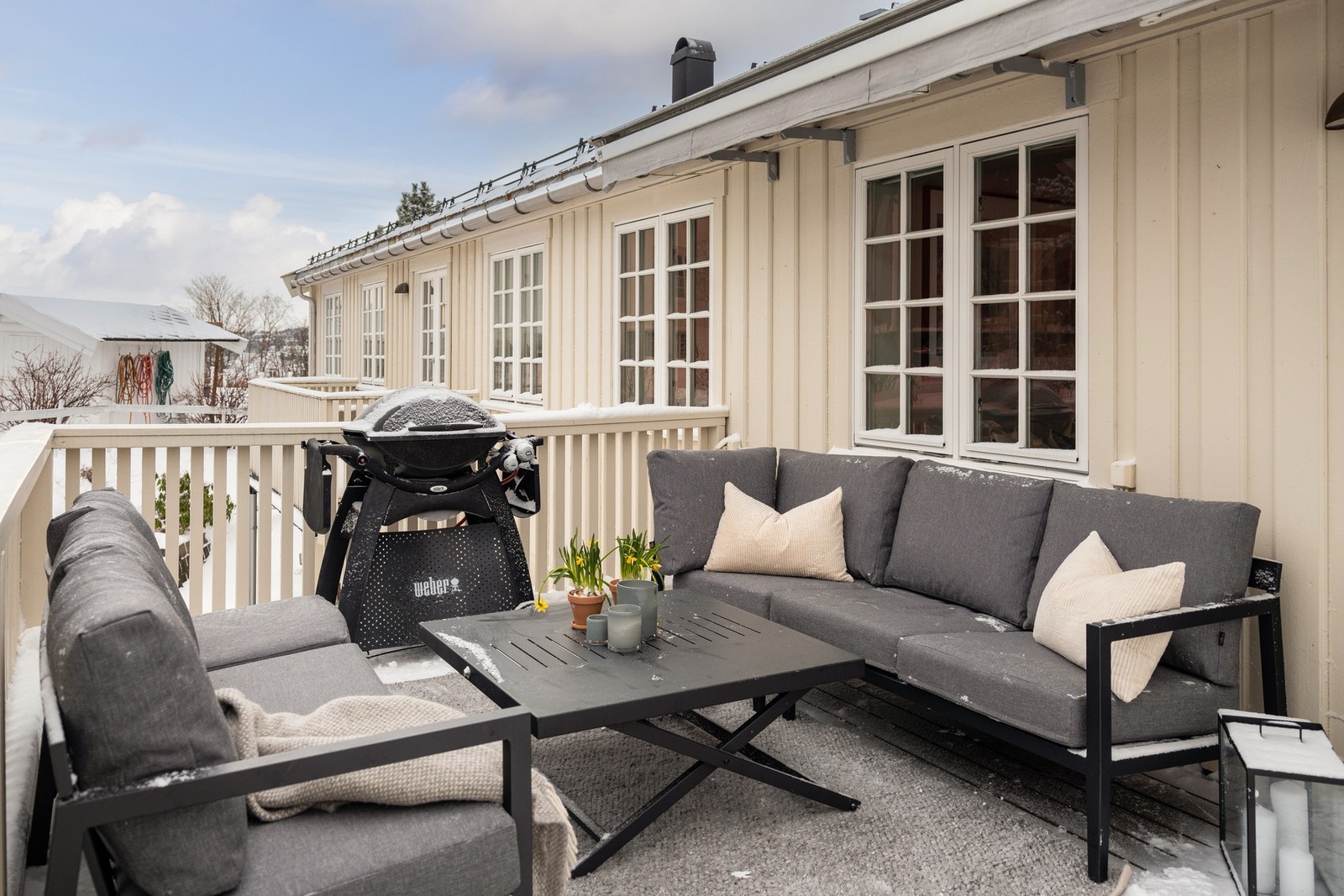 Meget stor veranda på 15 kvm. Skjermet og med ypperlige solforhold. Galleribilde