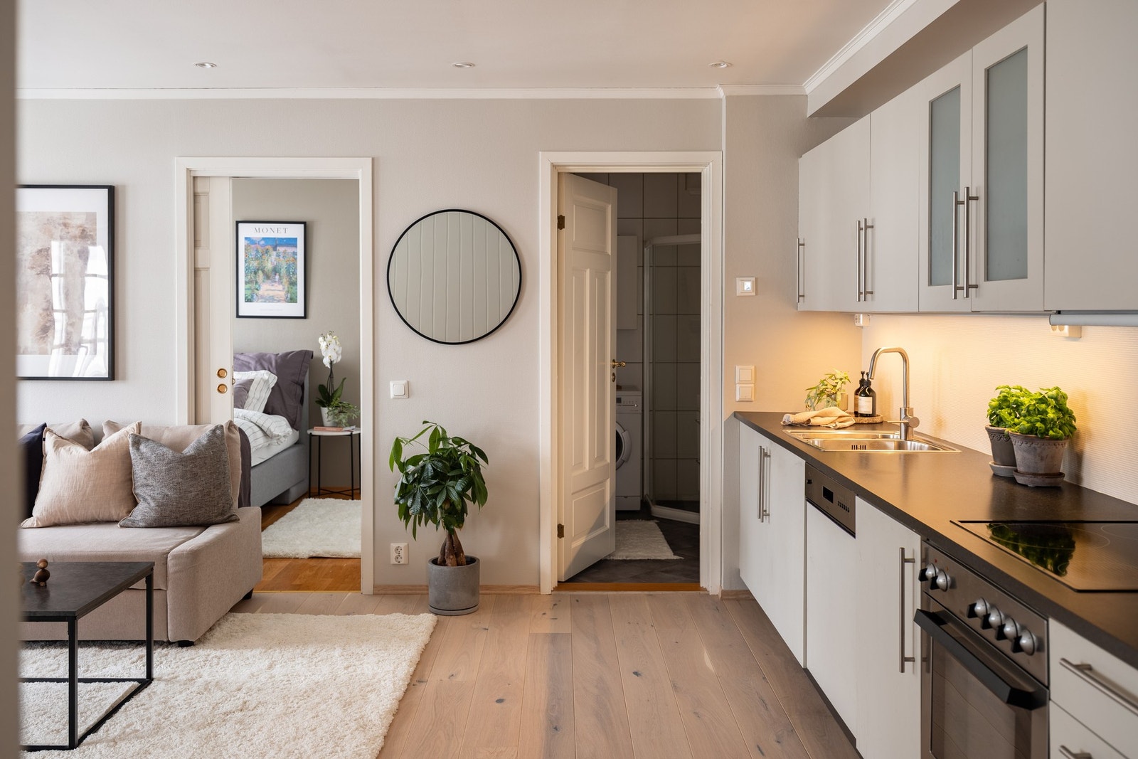 Det er parkett på gulvet, i stuen. Denne er lagt i 2021 Galleribilde