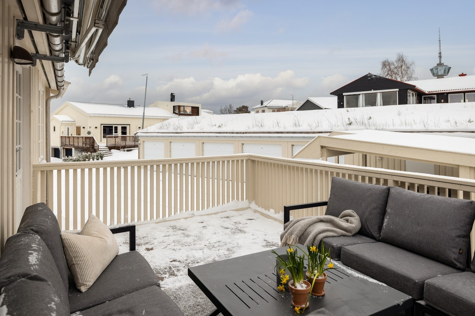 Det føler med en stor markise som dekker hele terrassen. Fint for lune trøndersommere med regn Galleribilde