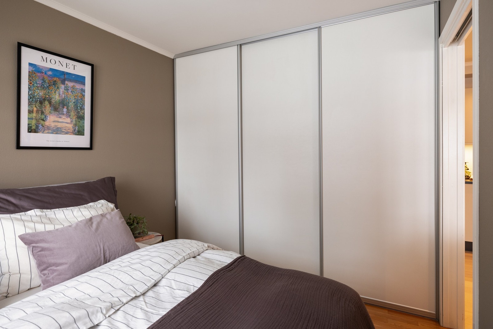 Her der det god plass til en stor dobbeltseng, samt en stor garderobe. Garderoben medfølger salget Galleribilde