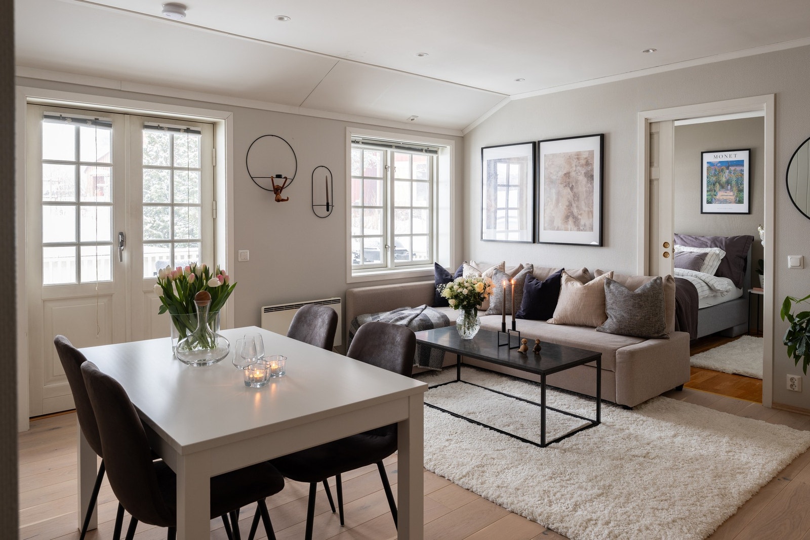 Stuen er stor, på hele 22,4 kvm. Her har man god plass til både sofaseksjon og spisbord Galleribilde