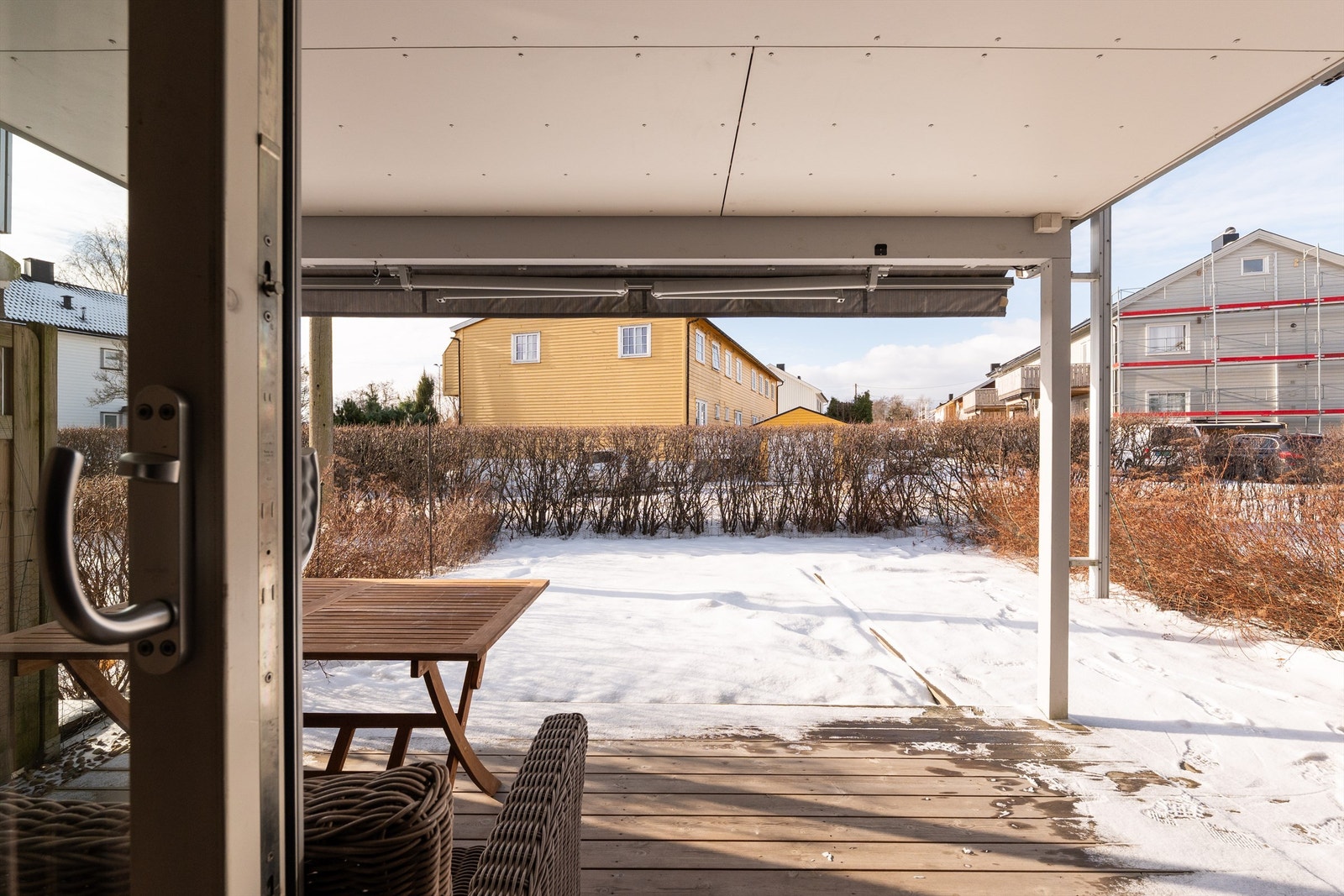 Leiligheten har egen hageflekk som er lettstelt og har gode solforhold store deler av dagen sommerstid. Galleribilde