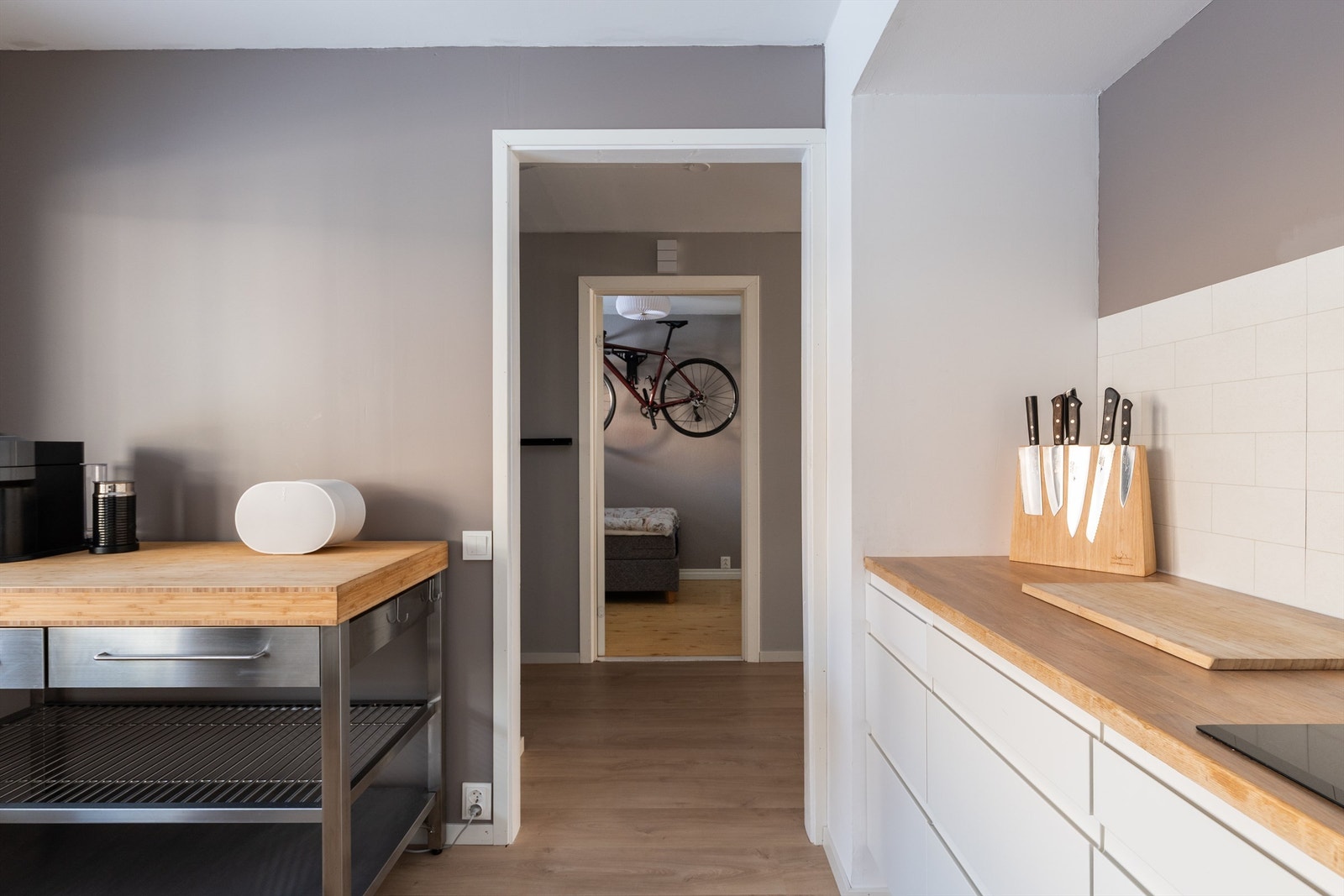 Åpen gjennomgang gir en naturlig flyt mellom rommene og skaper en funksjonell planløsning. Galleribilde