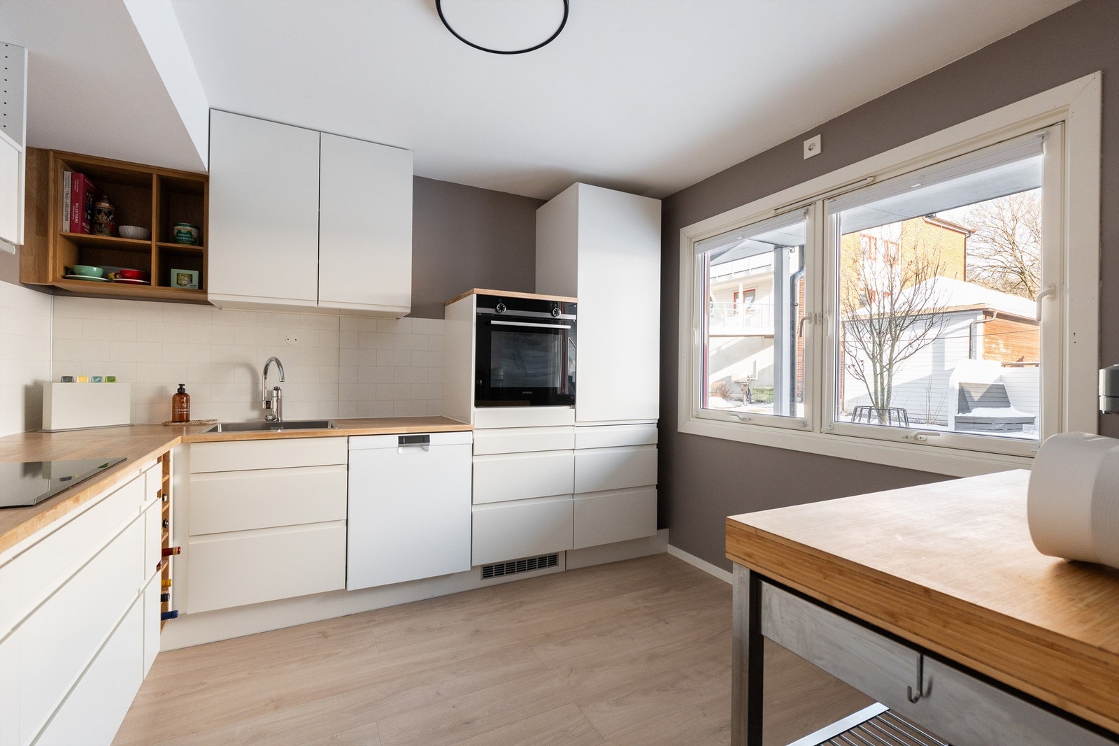 Kjøkkenet er utstyrt med kjøl-/fryseskap, oppvaskmaskin, induksjonstopp og stekeovn. Galleribilde