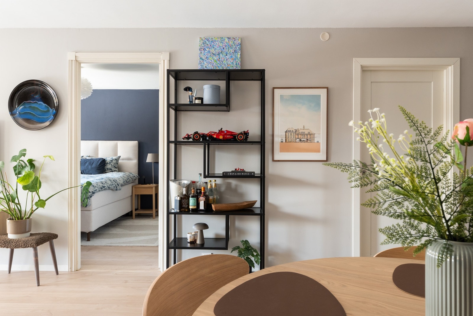 Åpen og sosial løsning mellom spisestue og leilighetens hovedsoverom. Galleribilde