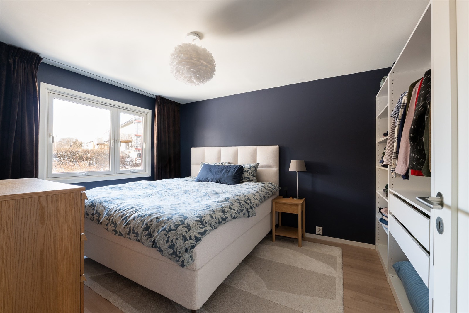 Leilighetens hovedsoverom har direkte adkomst fra stuen. Galleribilde