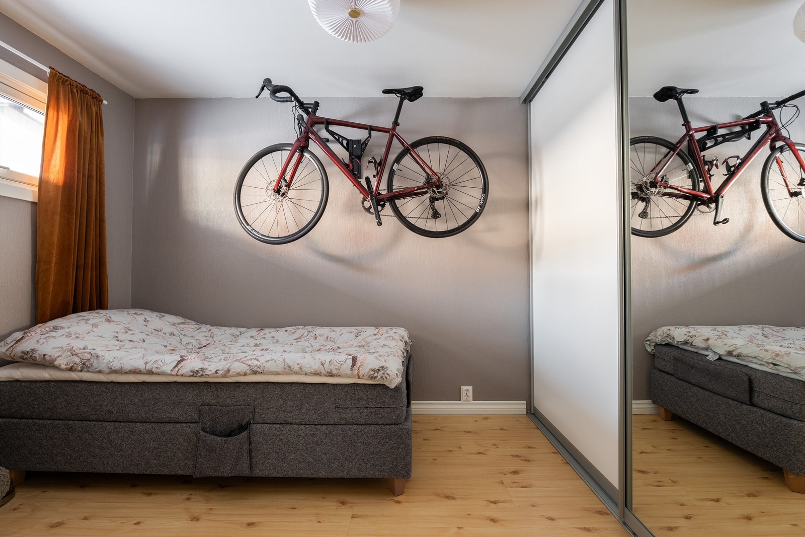 Barne-/gjesterommet er allerede utstyrt med en hendig skyvedørsgarderobe. Galleribilde