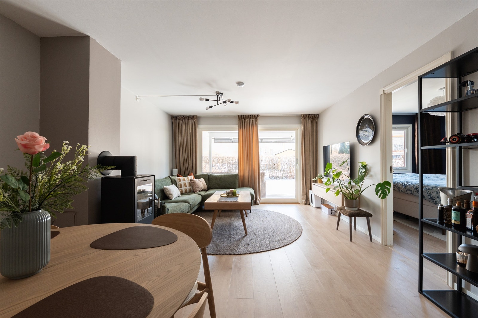 Lys og innbydende stue med store vindusflater og utgang til terrasse. God plass til både sofagruppe og spiseplass. Galleribilde