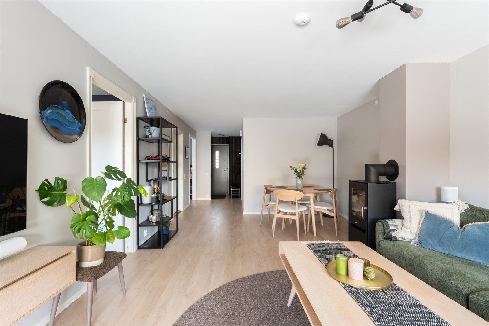 Hovedsoverommet er tilgjengelig rett fra stuen, barne-/gjesterommet fra gangen. Galleribilde