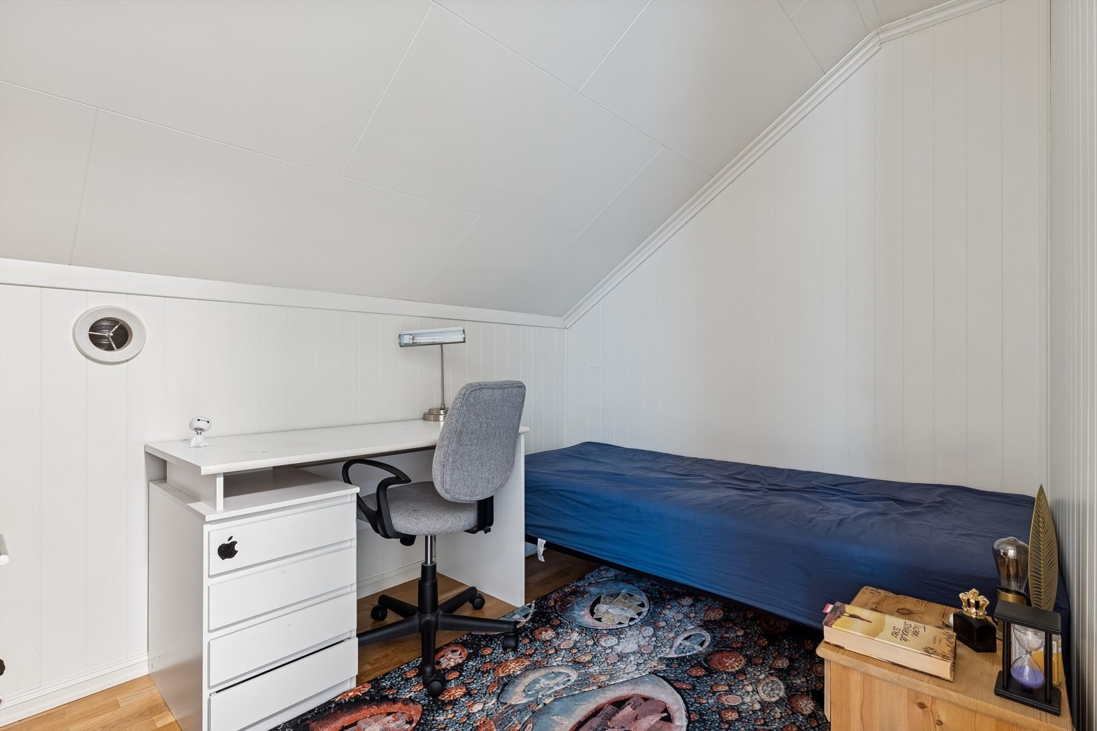 I tillegg finnes et disponibelt rom på loftet, som gir fleksibilitet i bruk. Galleribilde